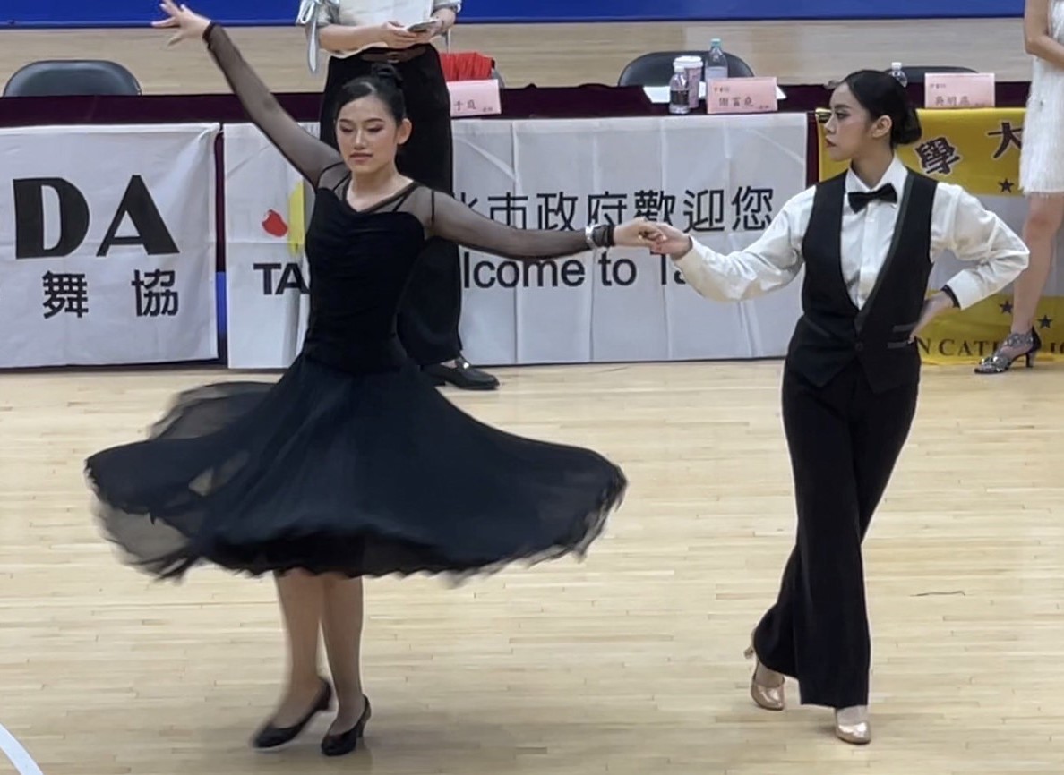 圖為亞大運動舞蹈社賴逸嘉、黃馨儀同學表演，獲得新生單項「Slow Tango」第1名。