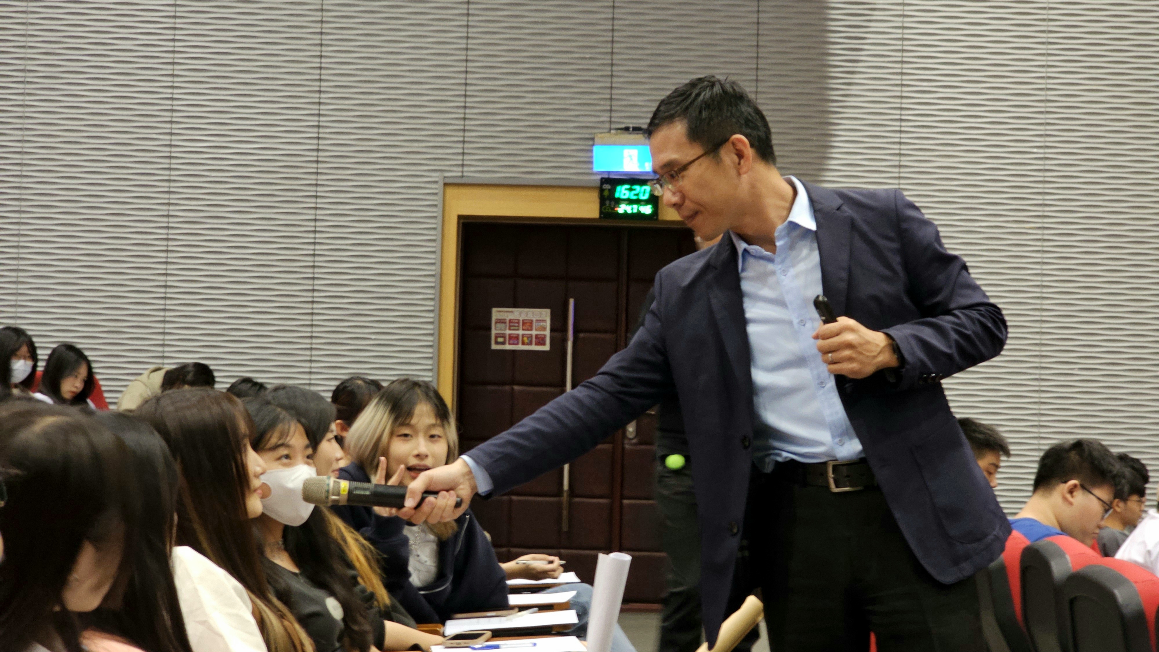 圖為企業講師劉榮祥(右)，在文學嘉年華演講中與同學互動。