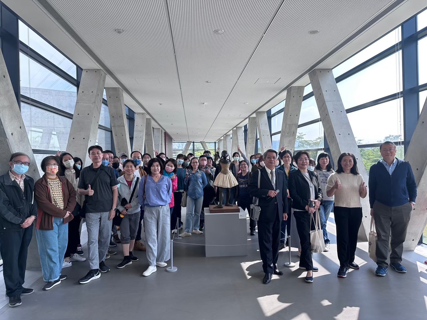 圖為科博館同仁和志工，至亞大現代美術館，進行「失智友善館舍安排與導覽」實務演練與交流。