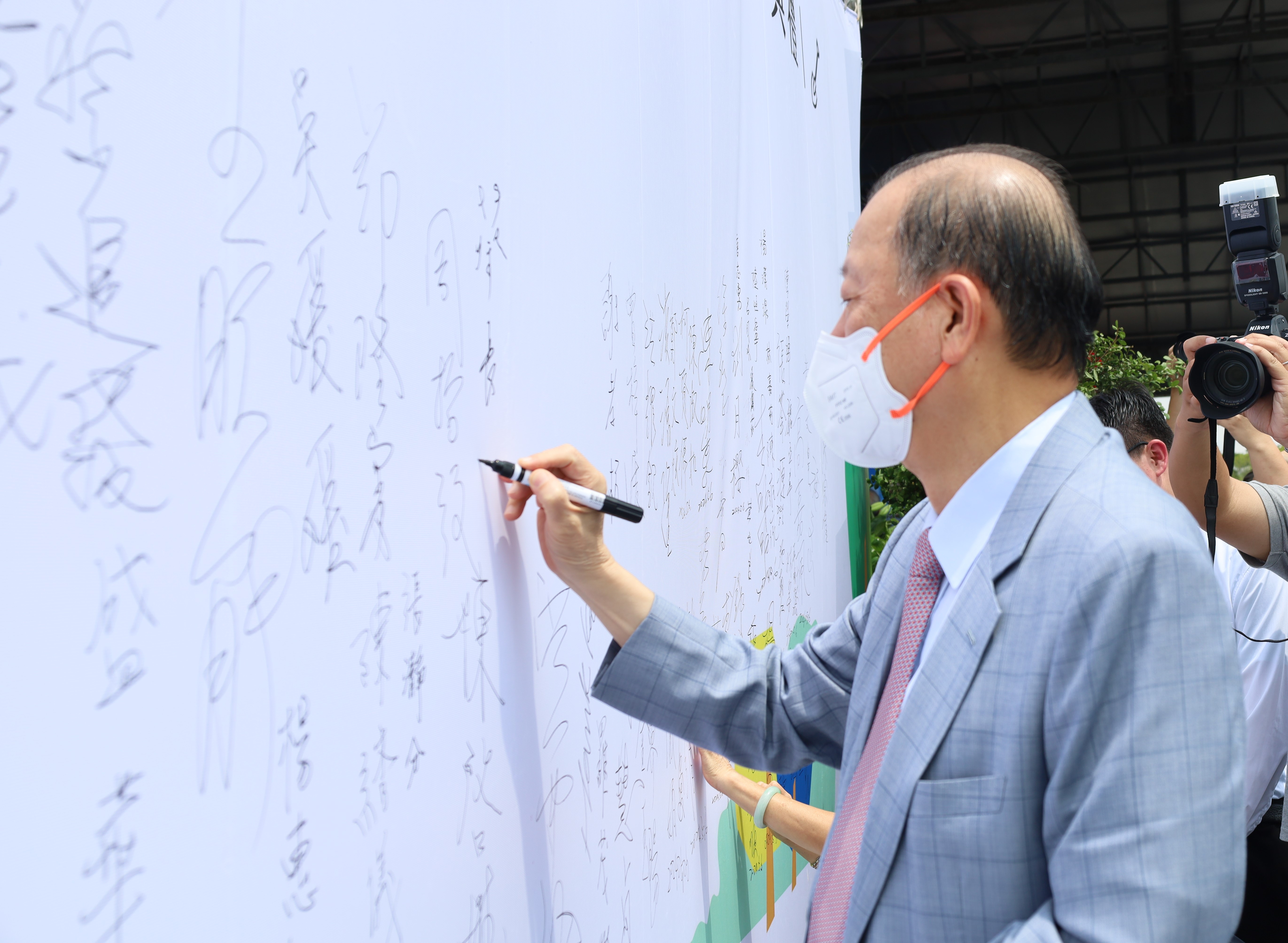 圖為「亞洲大學豐富健康產業園區」動土典禮，亞大創辦人蔡長海簽名留念。