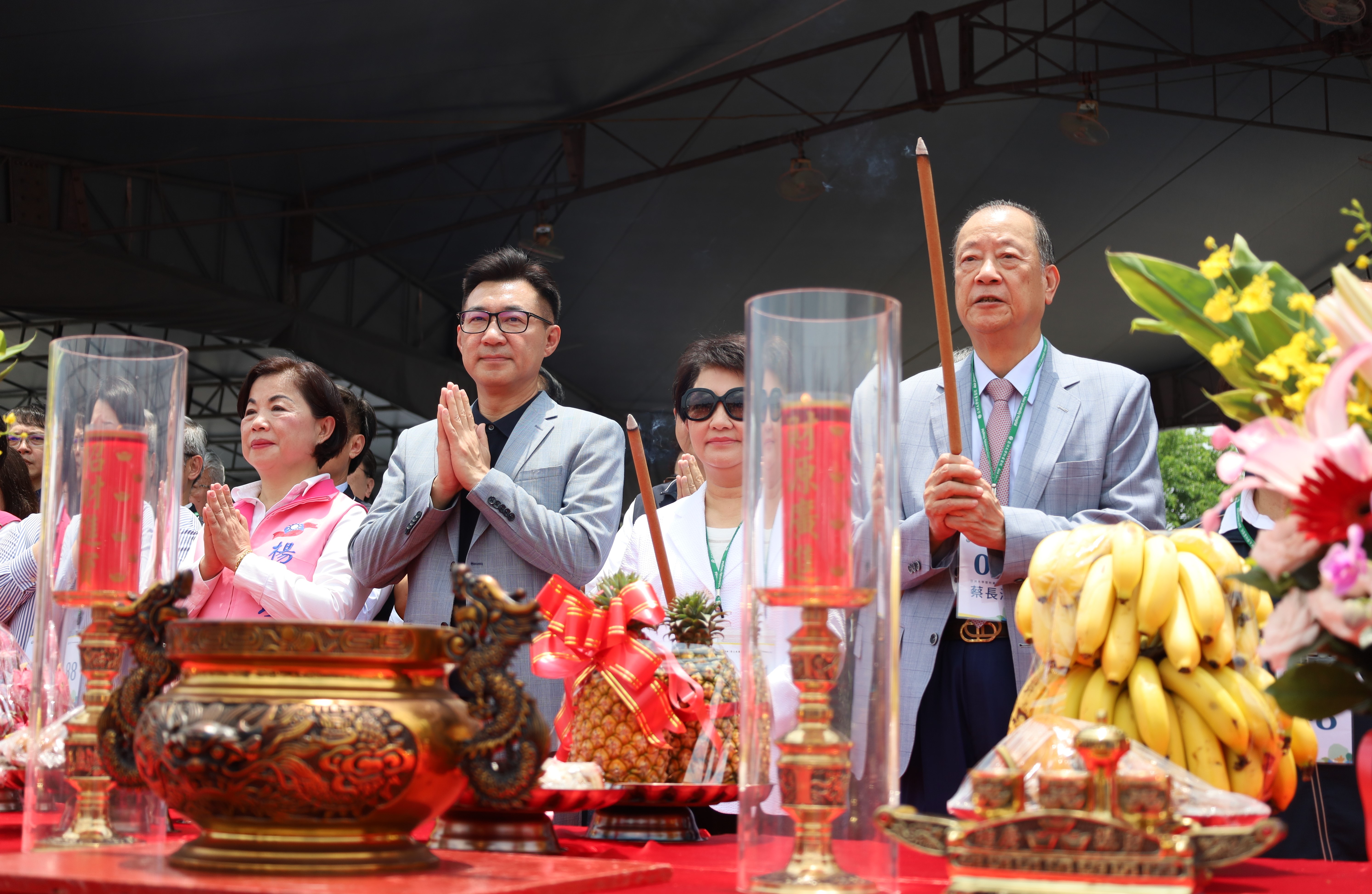 圖為「亞洲大學豐富健康產業園區」動土典禮，(由右而左)亞大創辦人蔡長海、台中市長盧秀燕、立院副院長江啟臣、立委楊瓊瓔等合影。