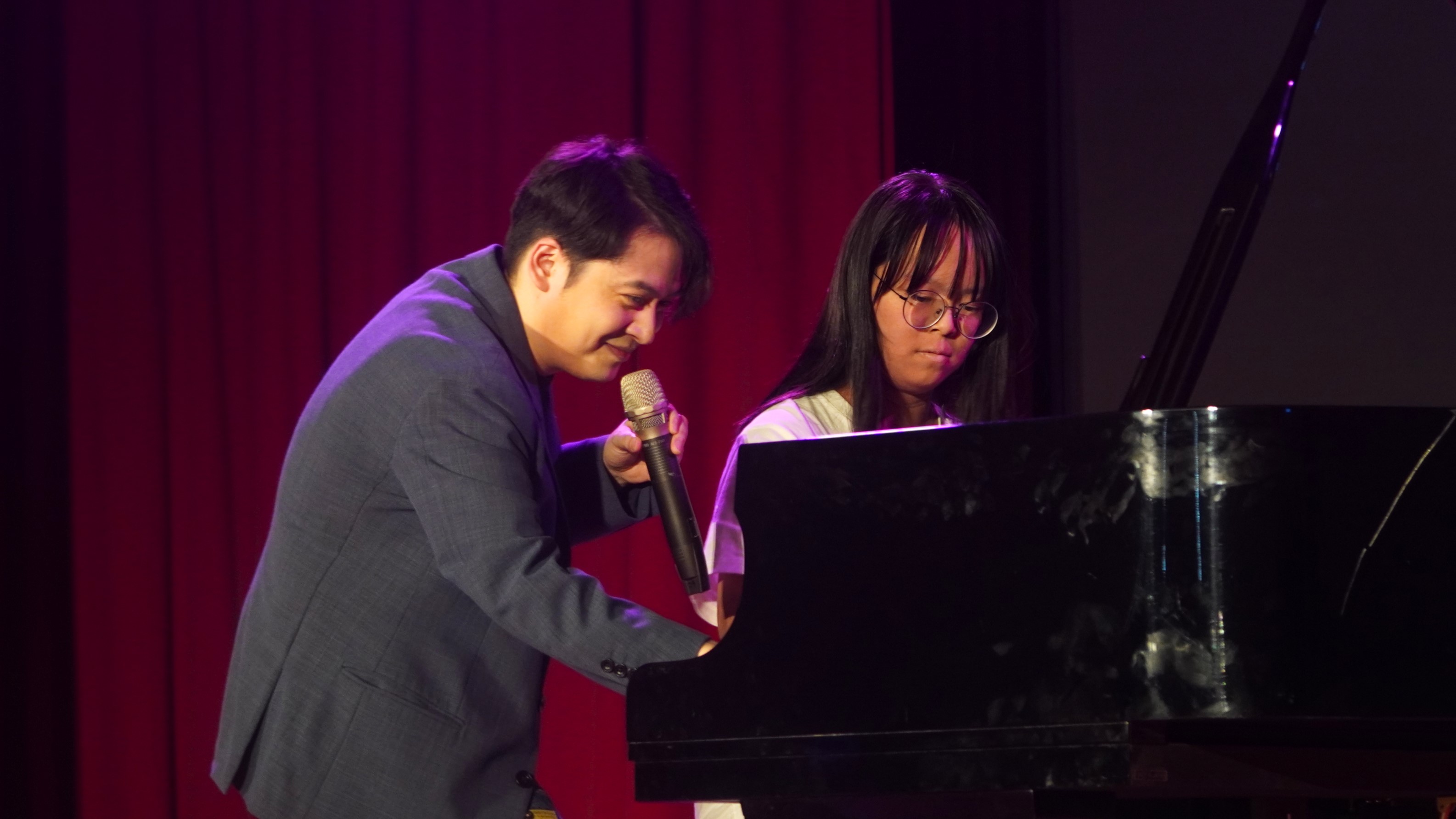 V.K.克现场指导亚大学生(视传系 吕蔚羚)演奏技巧。