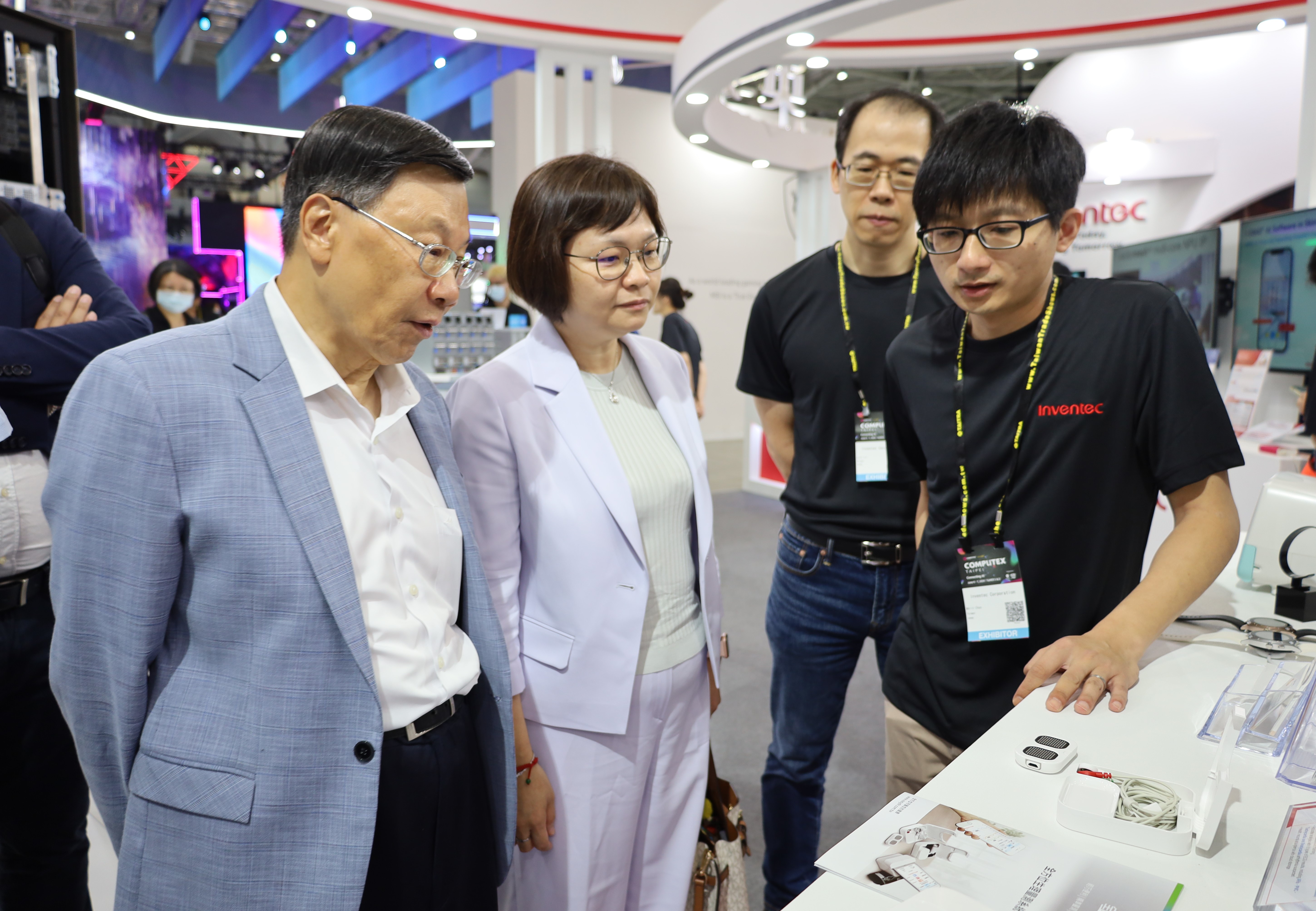 图为亚大校长蔡进发(左1)、护理学院长吴桦姗(左2)，在Computex展英业达展位，了解其智慧医疗应用产品。