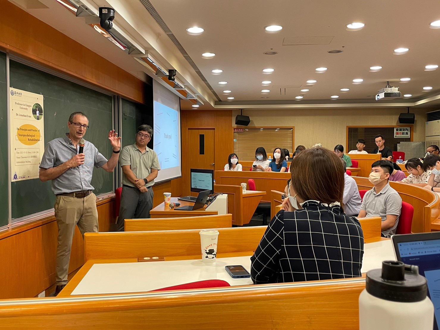 亚大心理系不定期举办国际学术研讨会,与世界接轨。图为该系由国科会经费赞助,邀请国际临床神经心理学权威、英国格拉斯哥大学Jonathan J. Evans教授(左1),来亚大参访。