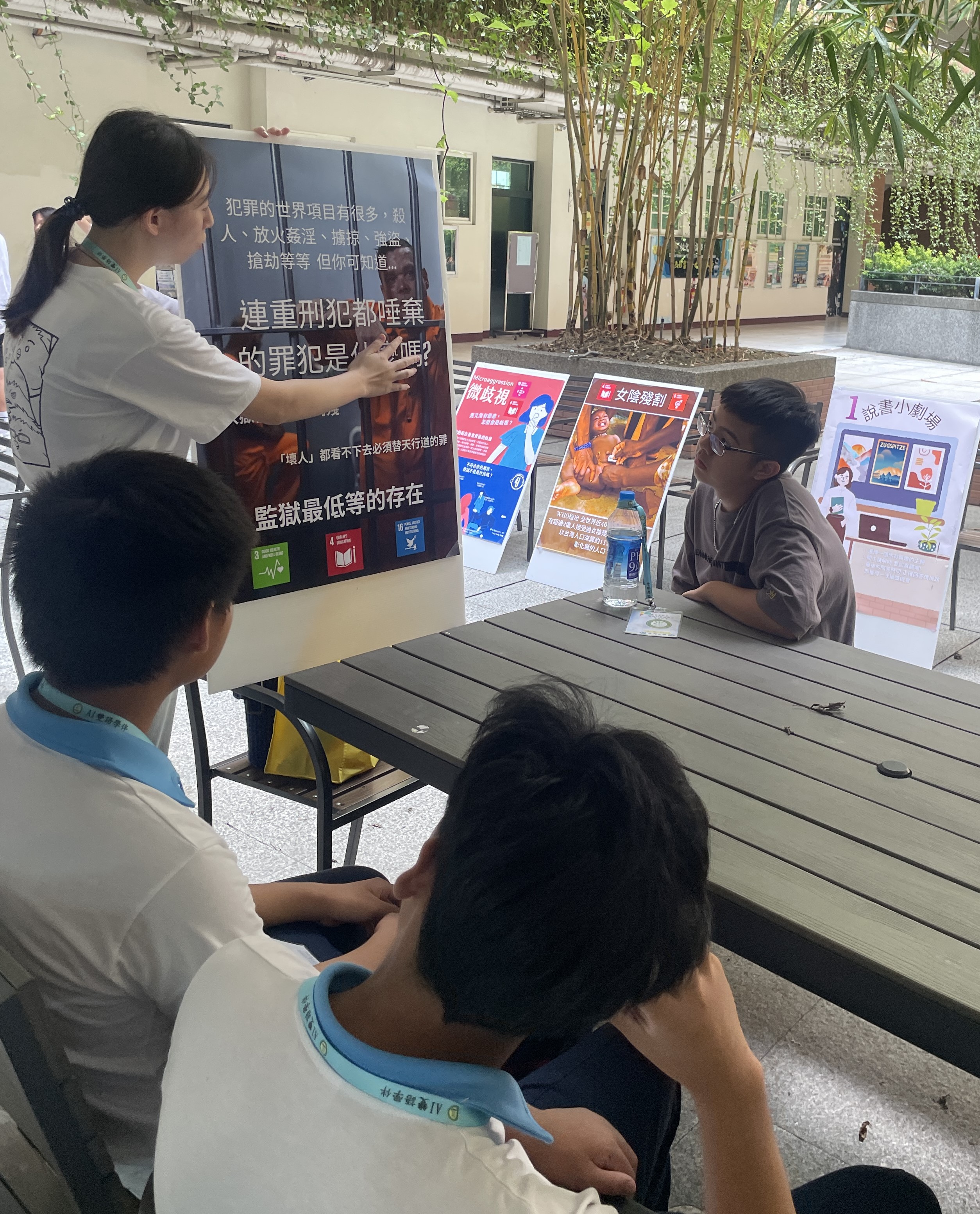 图为参加学员在亚大校园里，了解各景点与对应的SDGs议题。