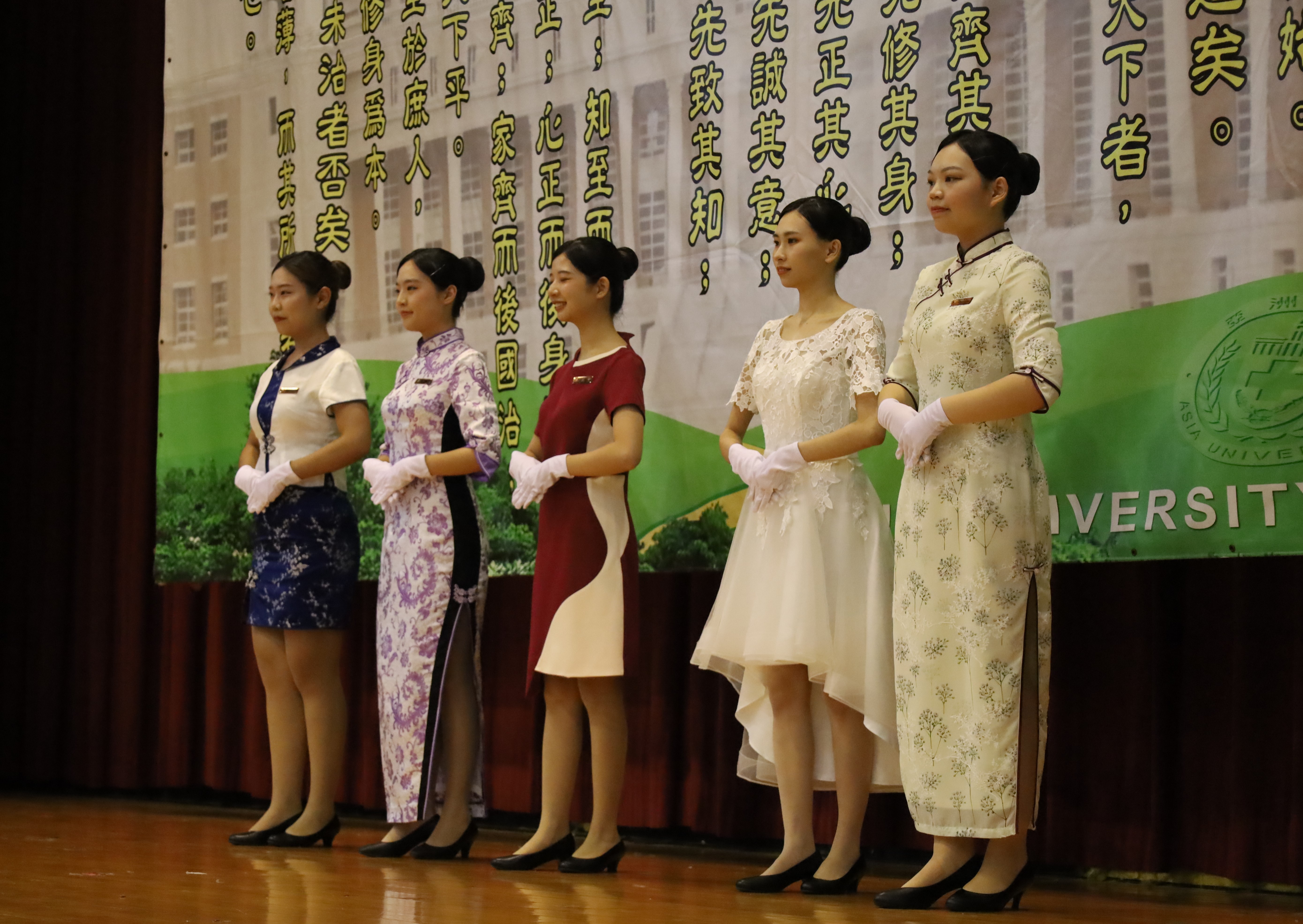 圖為親善大使走秀，展現專業。