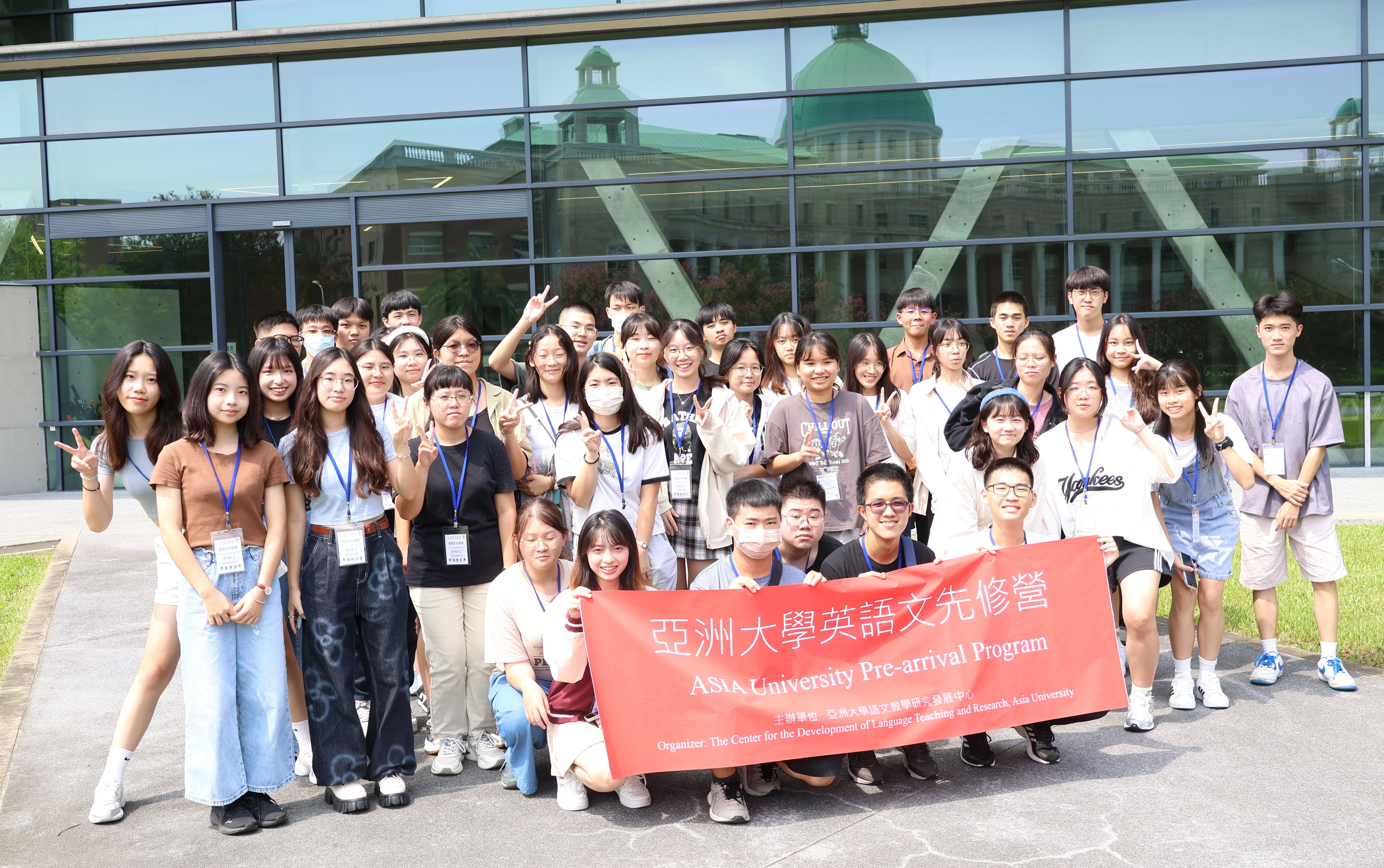 圖為參加英語文先修營的新生，參訪亞大附屬現代美術館。