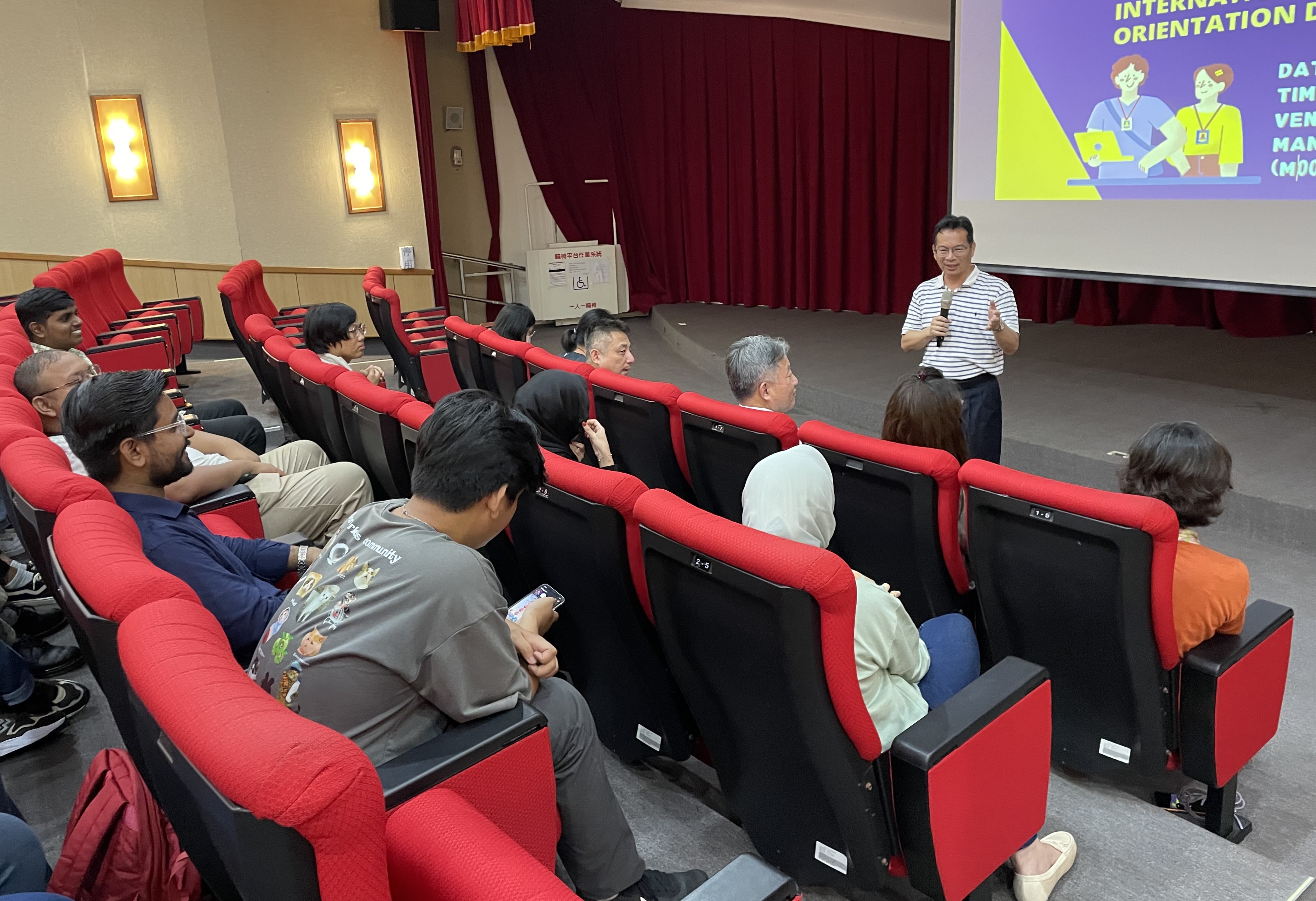 圖為亞大國際長歐和仁，期勉外籍新生在亞大快樂學習。