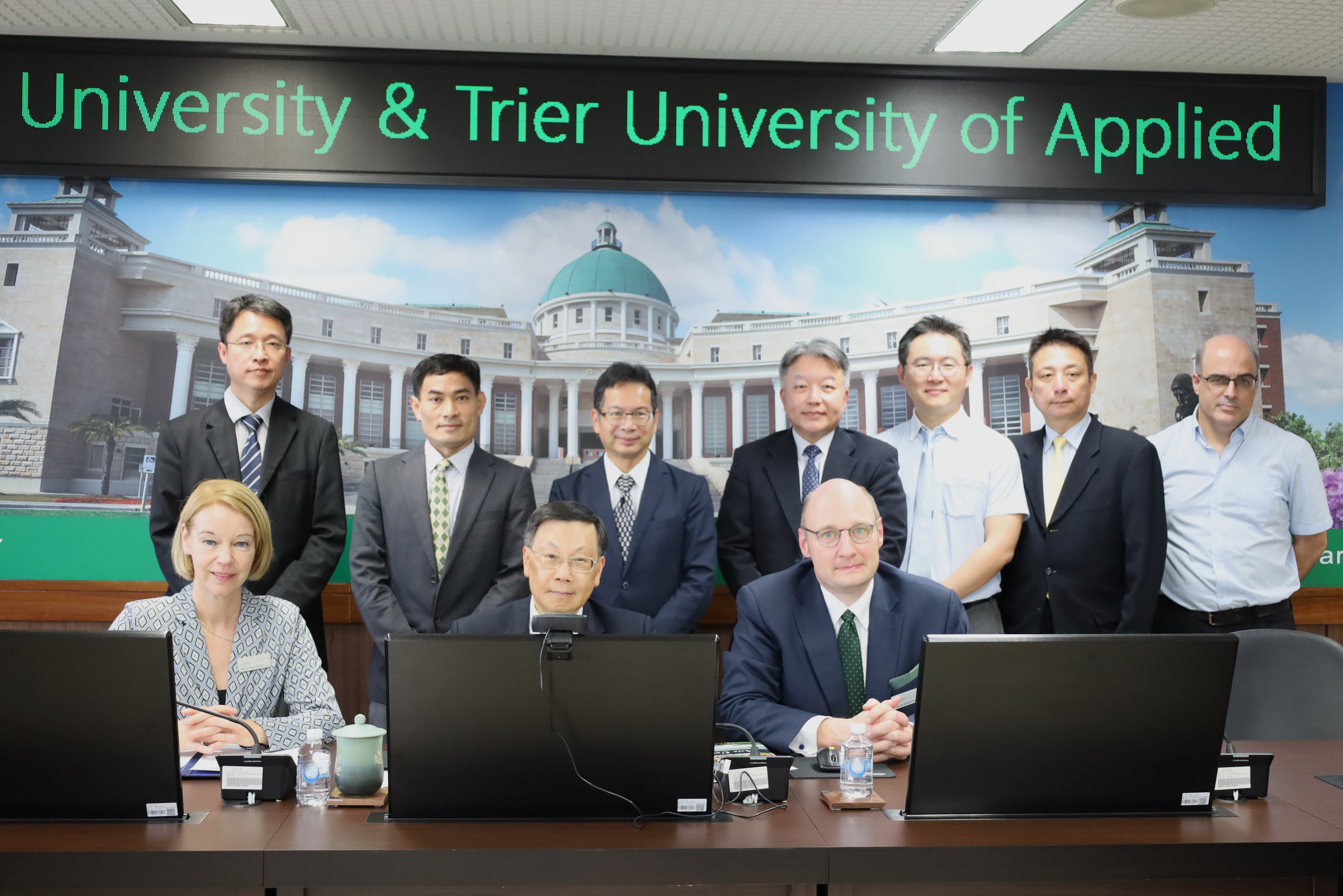 图为亚大校长蔡进发(前排中)、德国特里尔应用科技大学校长Prof. Dr. Dorit Schumann(前排左)，和双方参与MOU签订的成员合影。