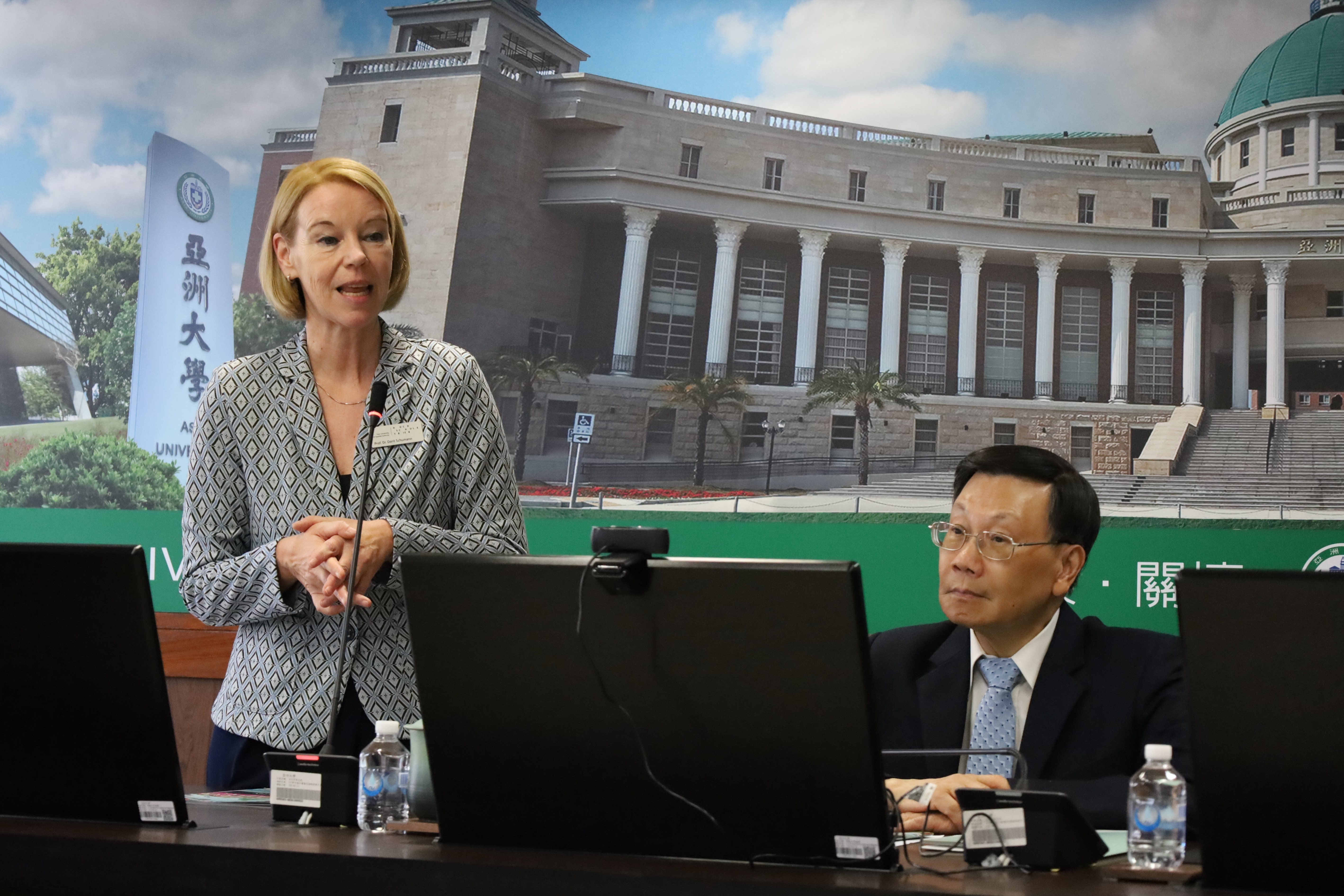 图为德国特里尔应用科技大学校长Prof. Dr. Dorit Schumann(左)说，透过两校合作，将促进双方的学术发展，为学生提供更多国际化学习机会。