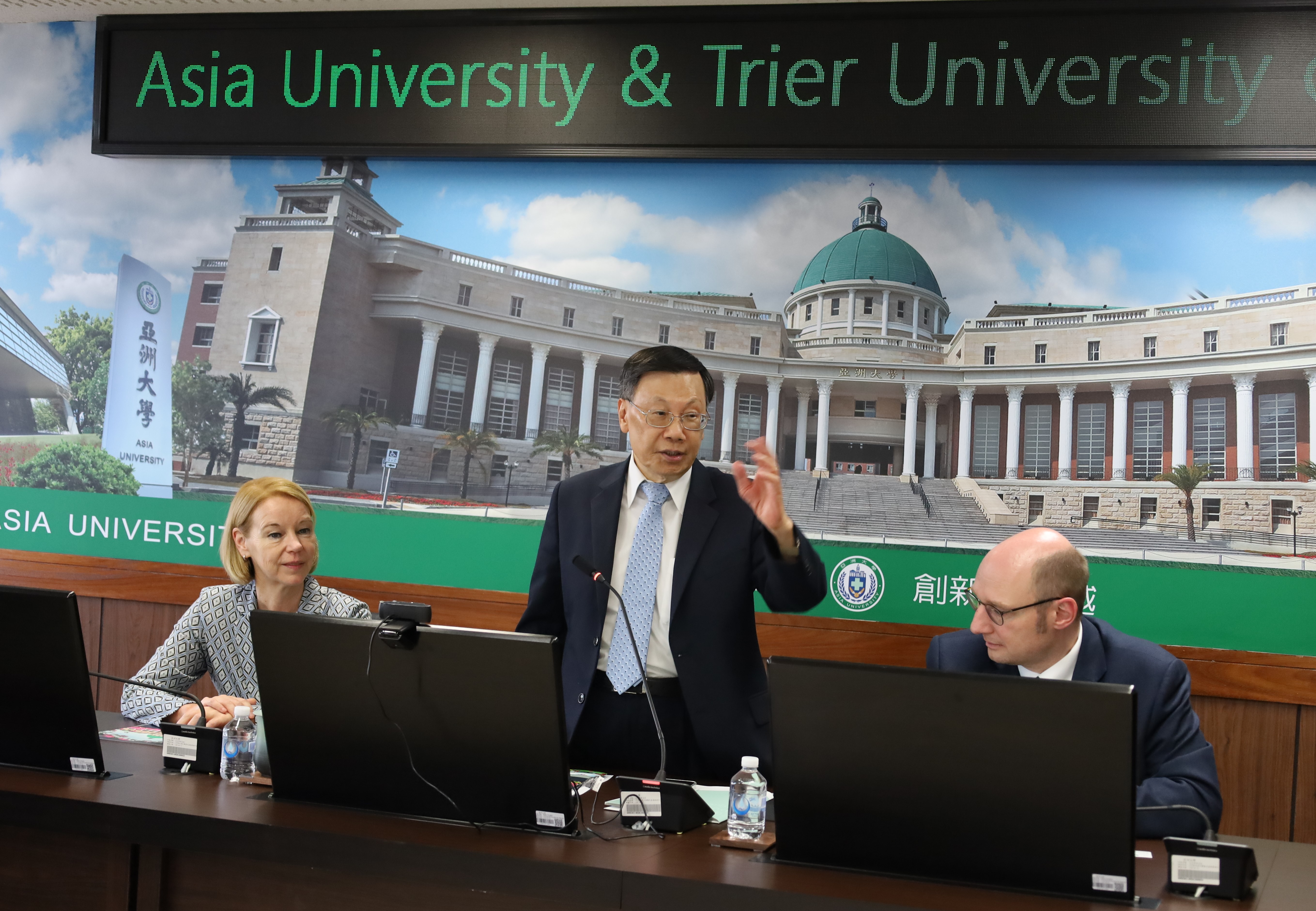 图为亚大校长蔡进发(中)表示，此次与德国特里尔应用科技大学签订MOU，透过双方协作，相信能推升亚大持续往国际一流大学迈进！