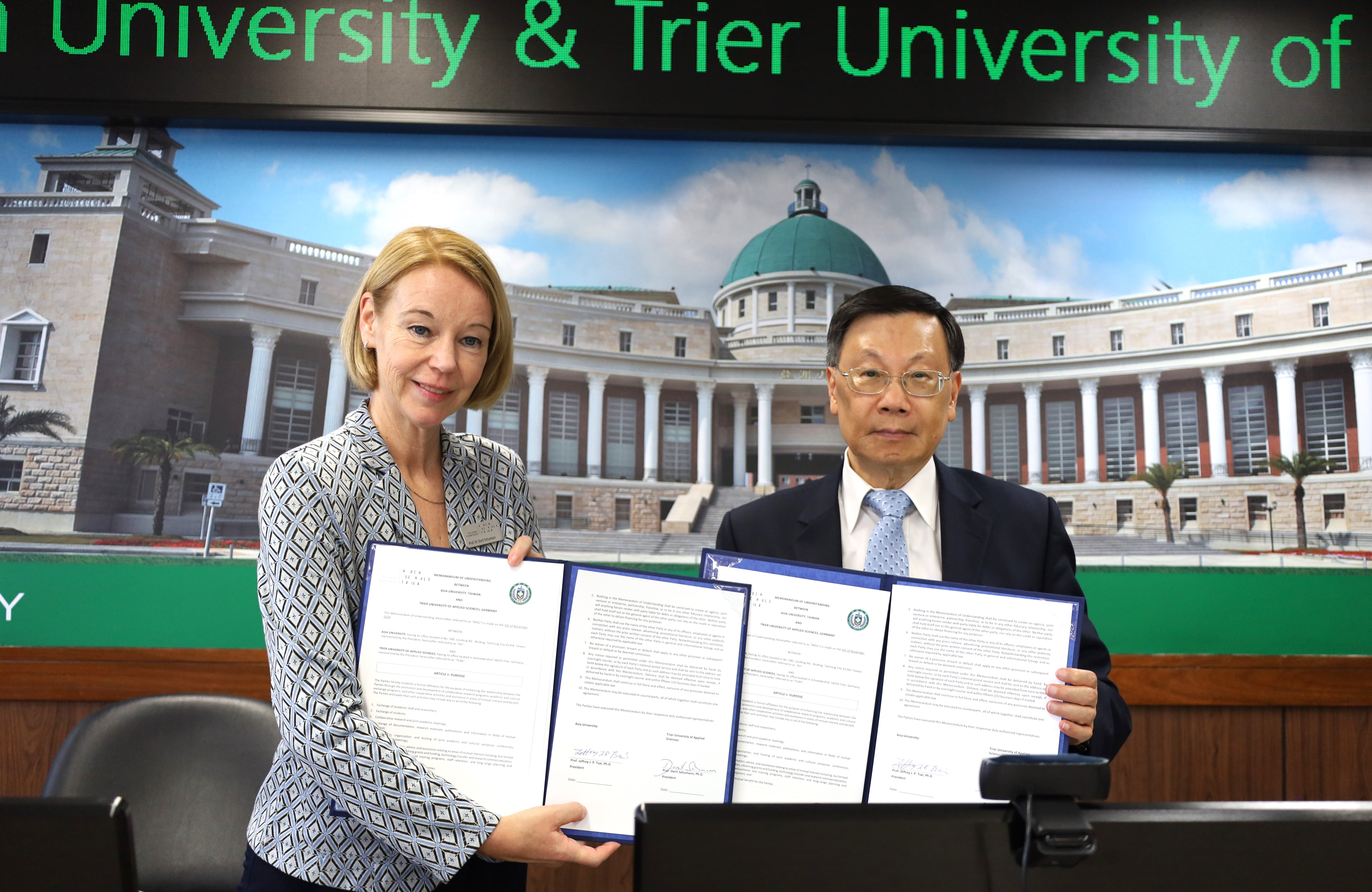 图为亚大校长蔡进发(右)、德国特里尔应用科技大学校长Prof. Dr. Dorit Schumann(左)，签订合作备忘录。