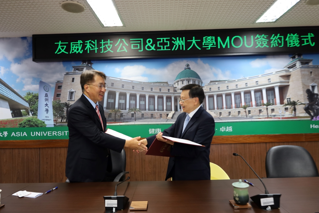 亞洲大學校長蔡進發(右)，與友威科技公司董事長李原吉握手合作交流。
