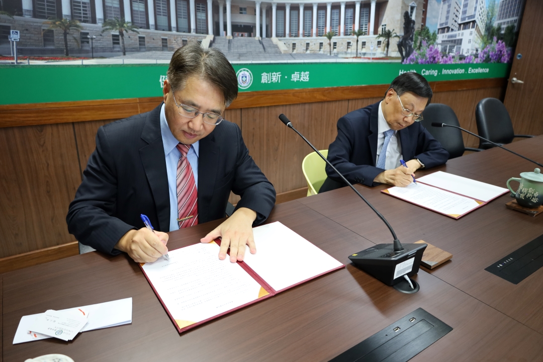 亞洲大學校長蔡進發(右)與友威科技董事長李原吉簽訂合作備忘錄。