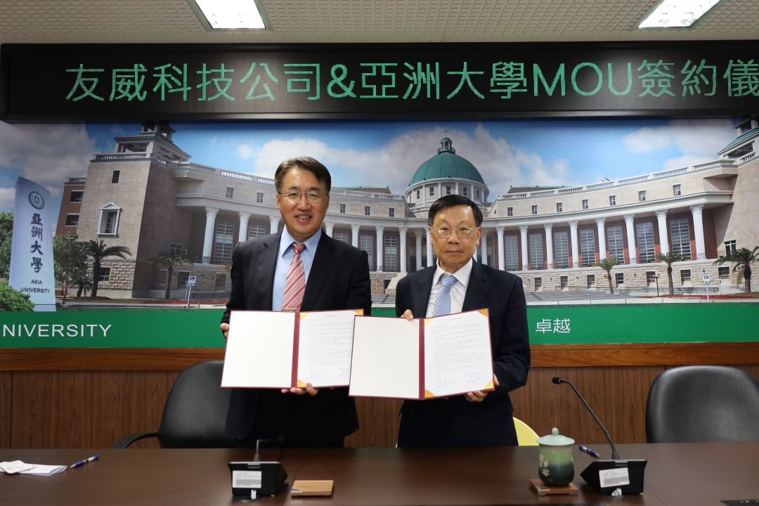 蔡進發校長(右)與李原吉董事長互換簽約書。
