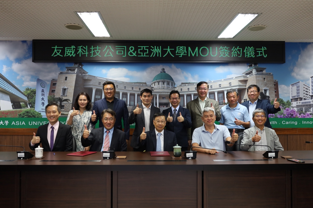 亞大校長蔡進發(左3)，與友威科技董事長李原吉(左2)及雙方參加簽約儀式人員合影。