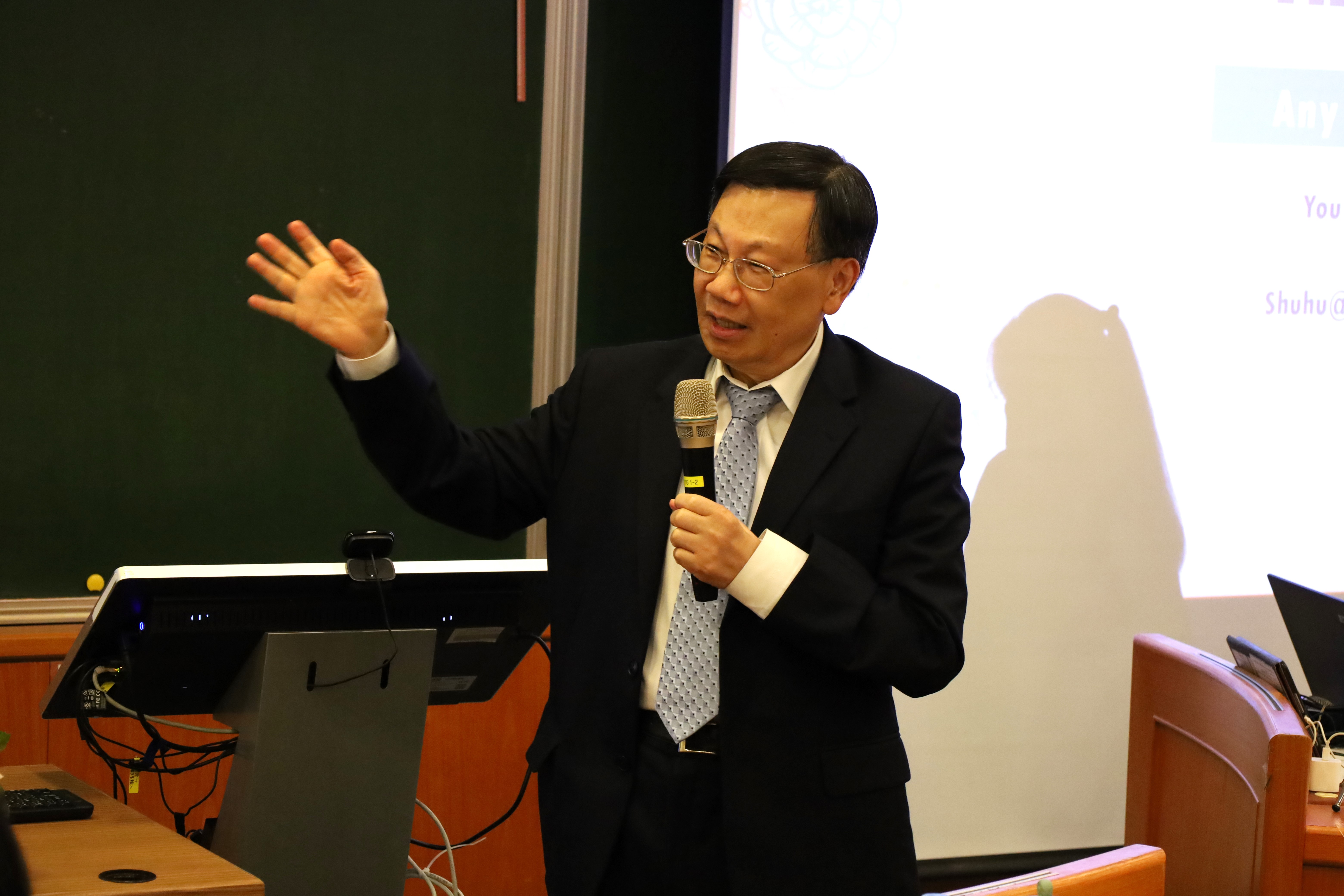 图为亚大校长蔡进发表示，胡主任的分享、国际合作经验，能作为亚大老师参考。