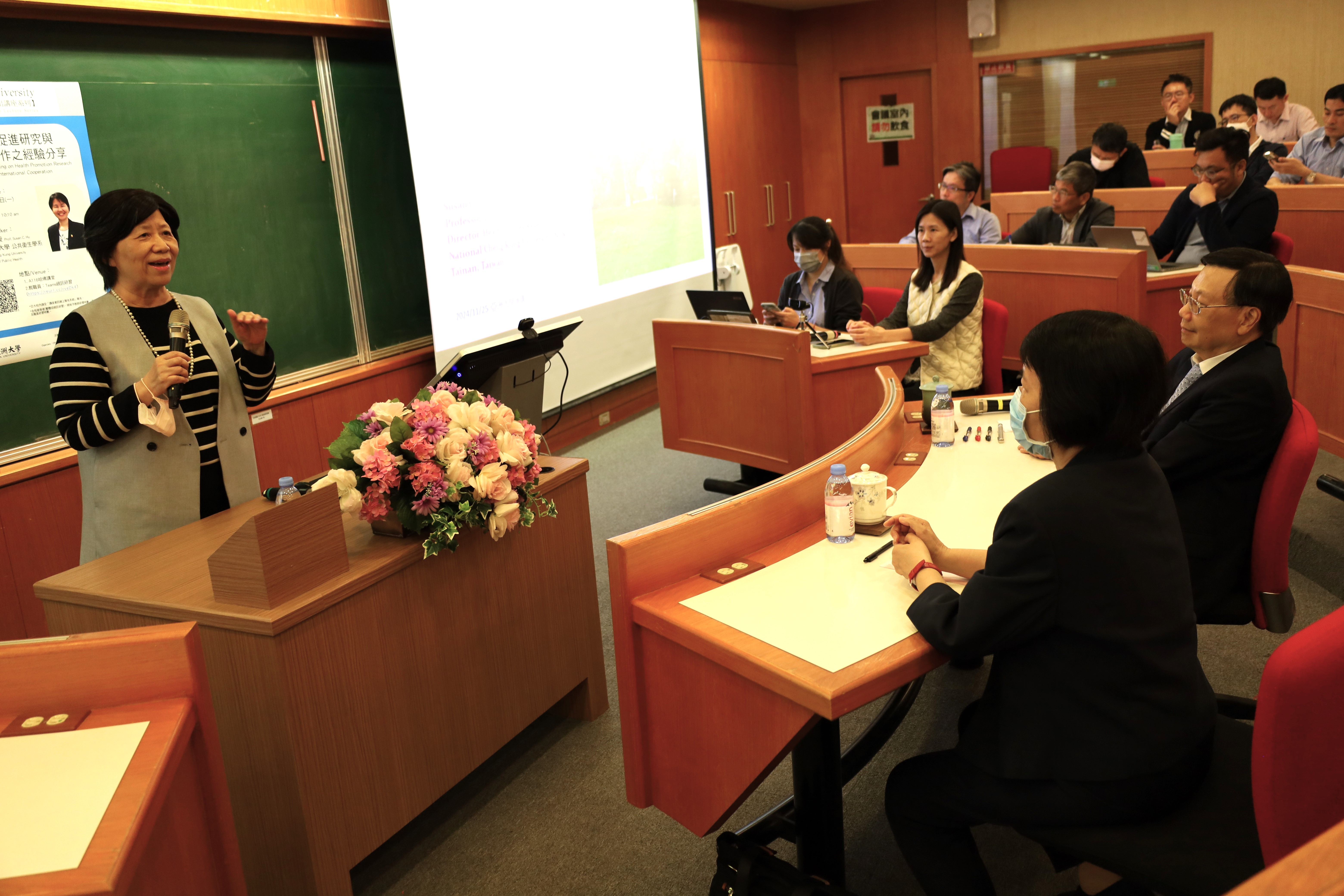 图为亚大副校长柯慧贞(左)介绍，胡淑贞主任的国际合作经验丰富。