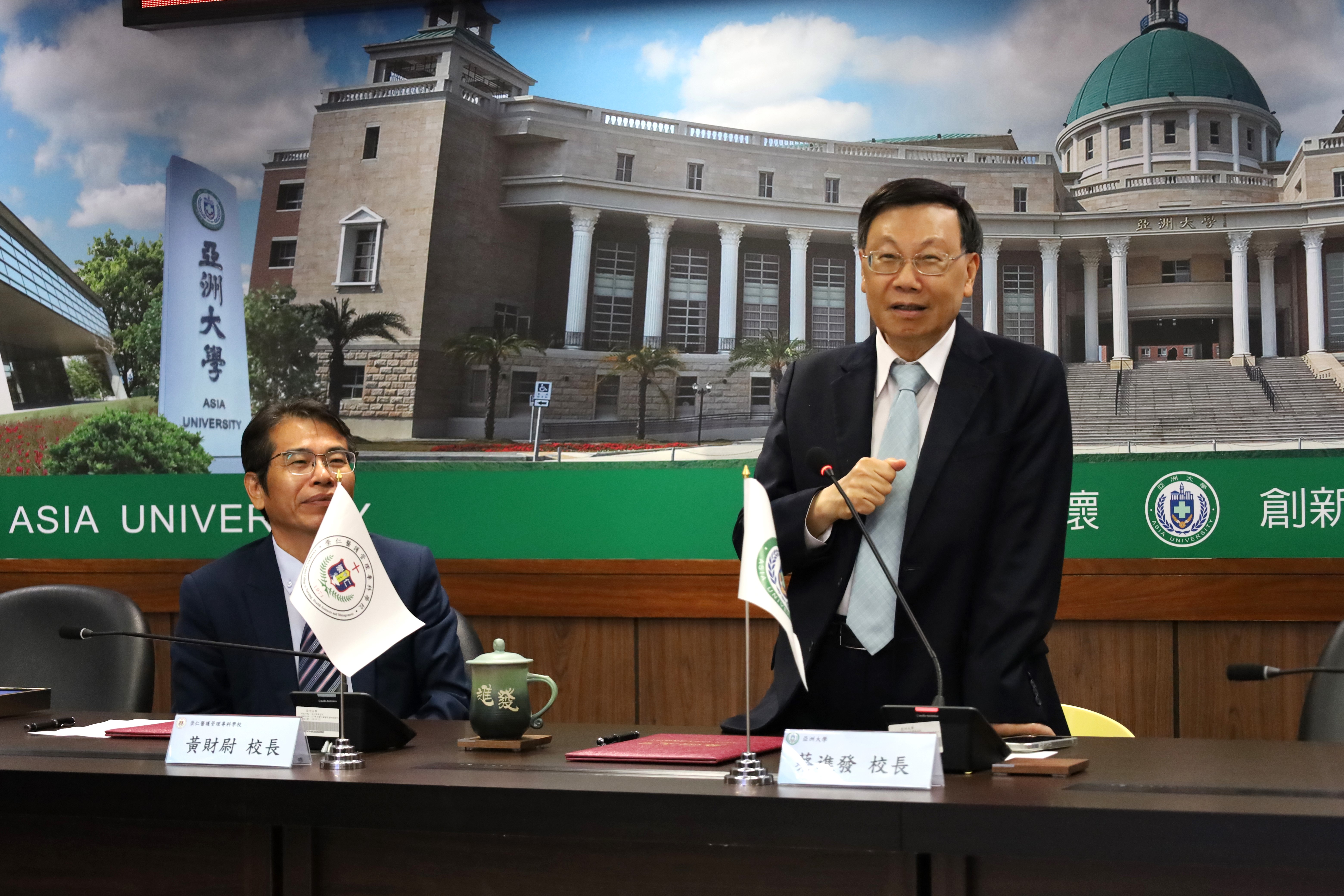 亞大校長蔡進發(右)表示，亞大、崇仁簽署合作備忘錄，從就學、就業一條龍服務，有助於緩解國內護理人員不足問題。