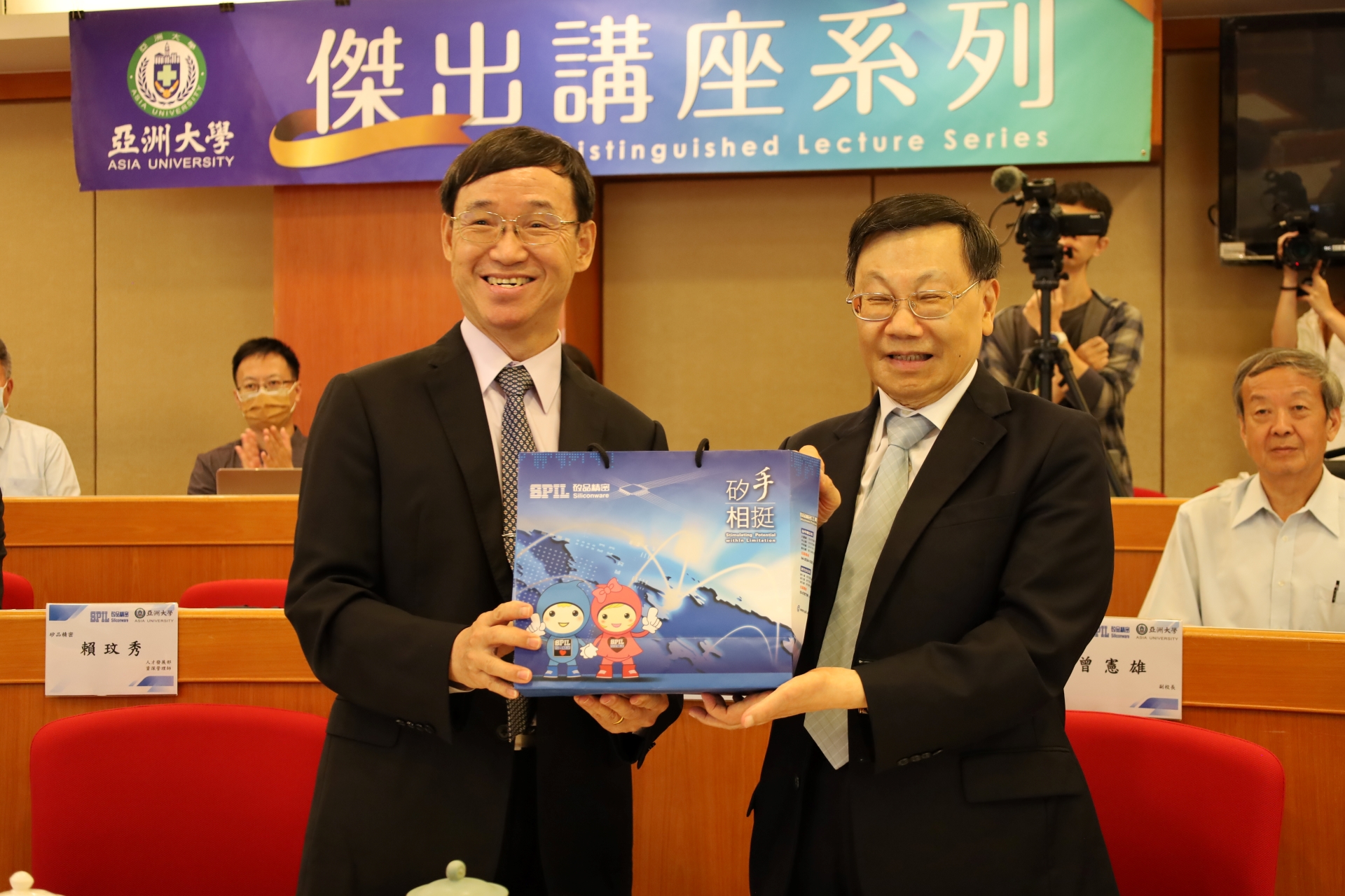 亞大校長蔡進發(右)、矽品精密行政長簡坤義(左)代表簽約，攜手合作培育半導體AI人才。