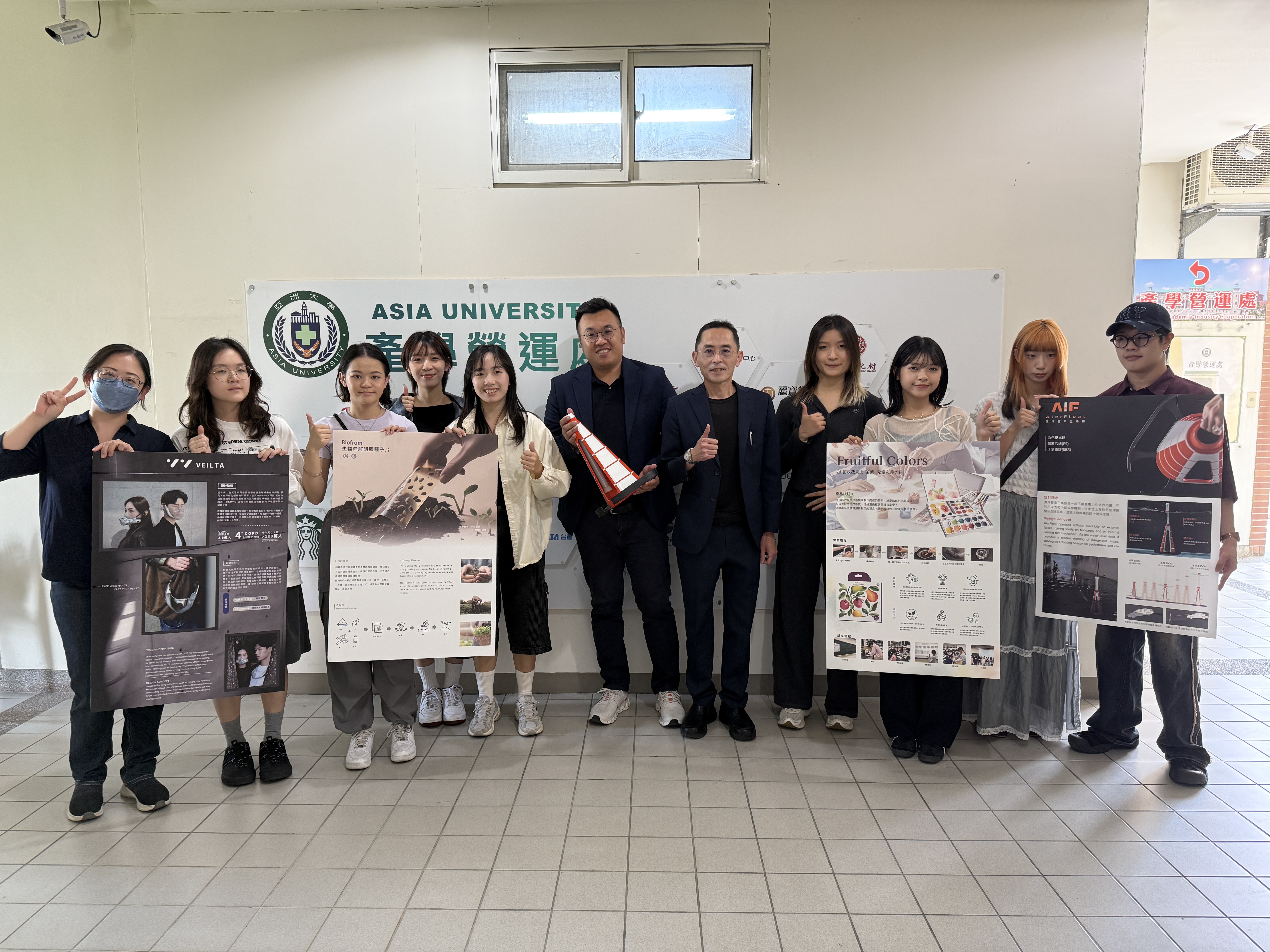 亞大產學長王昭能(左6)、育成中心主任林盈利(左7)、指導老師柯雅娟(左1),與獲獎同學合影。