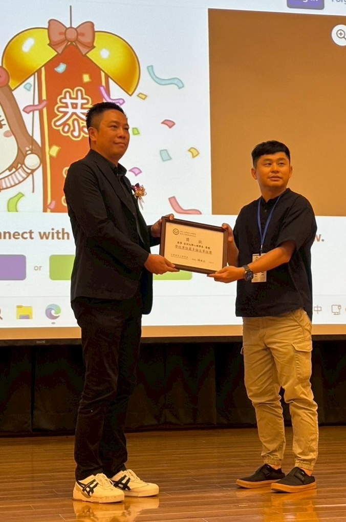 亞大心理系由葉品陽老師(右1),代表領取「最多論文獎」。