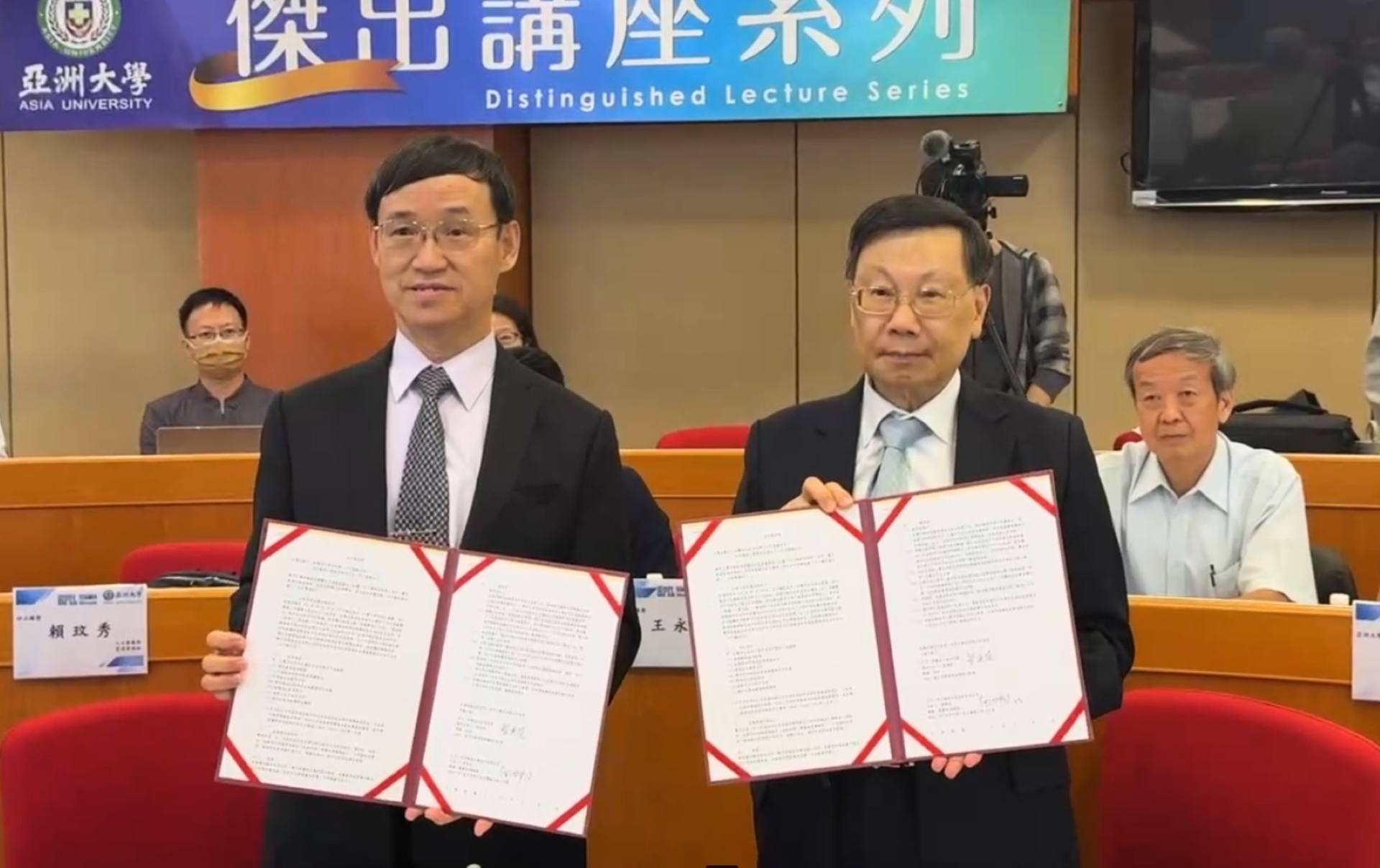 亞大校長蔡進發(右)、矽品精密行政長簡坤義(左)代表簽署合作備忘錄,共同培育半導體封測人才。