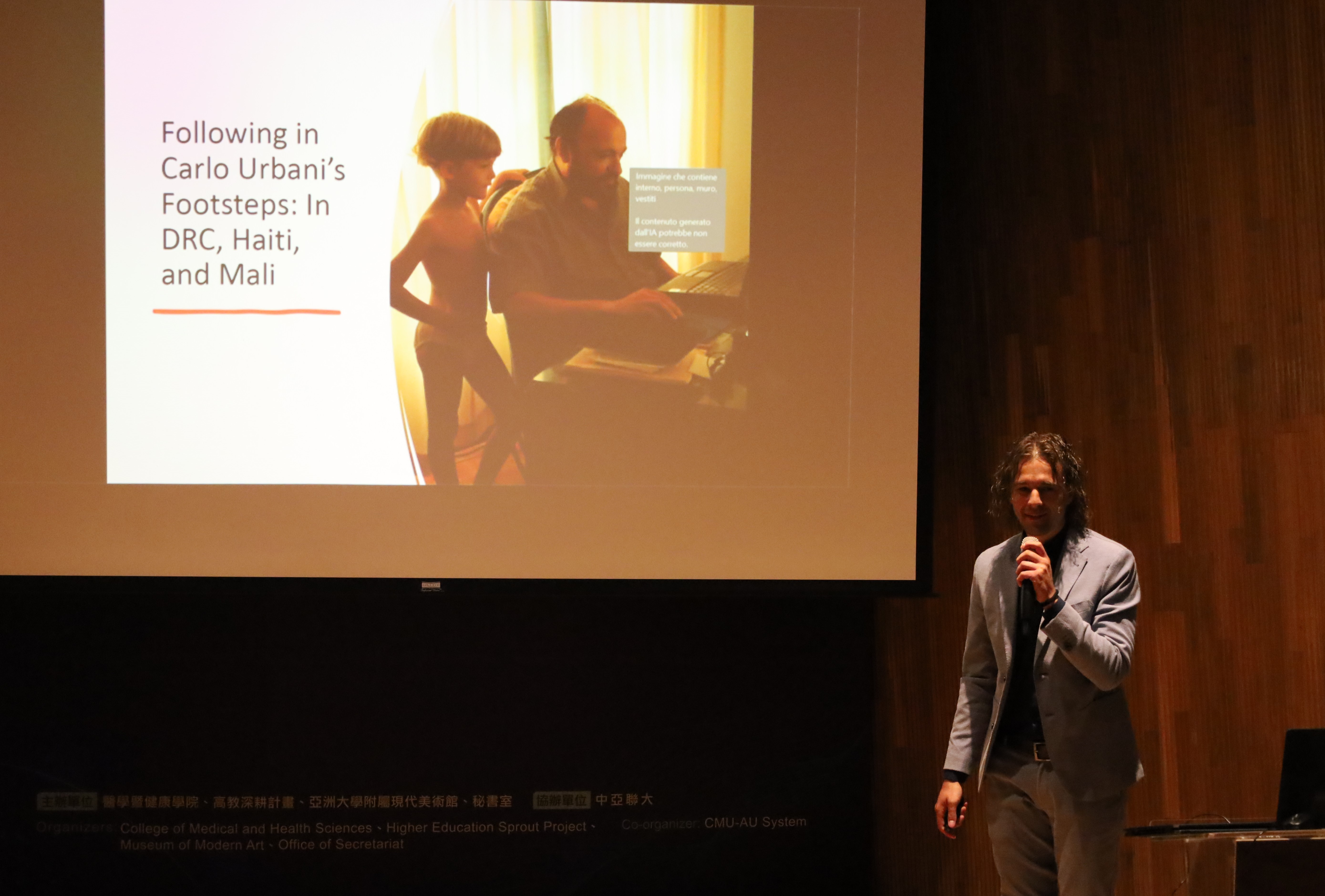 卡羅・歐巴尼之子Dr. Luca Urbani，秀出他小時候和陪父親去偏遠地區行醫的照片，敘述他為什麼想跟隨父親的腳步。