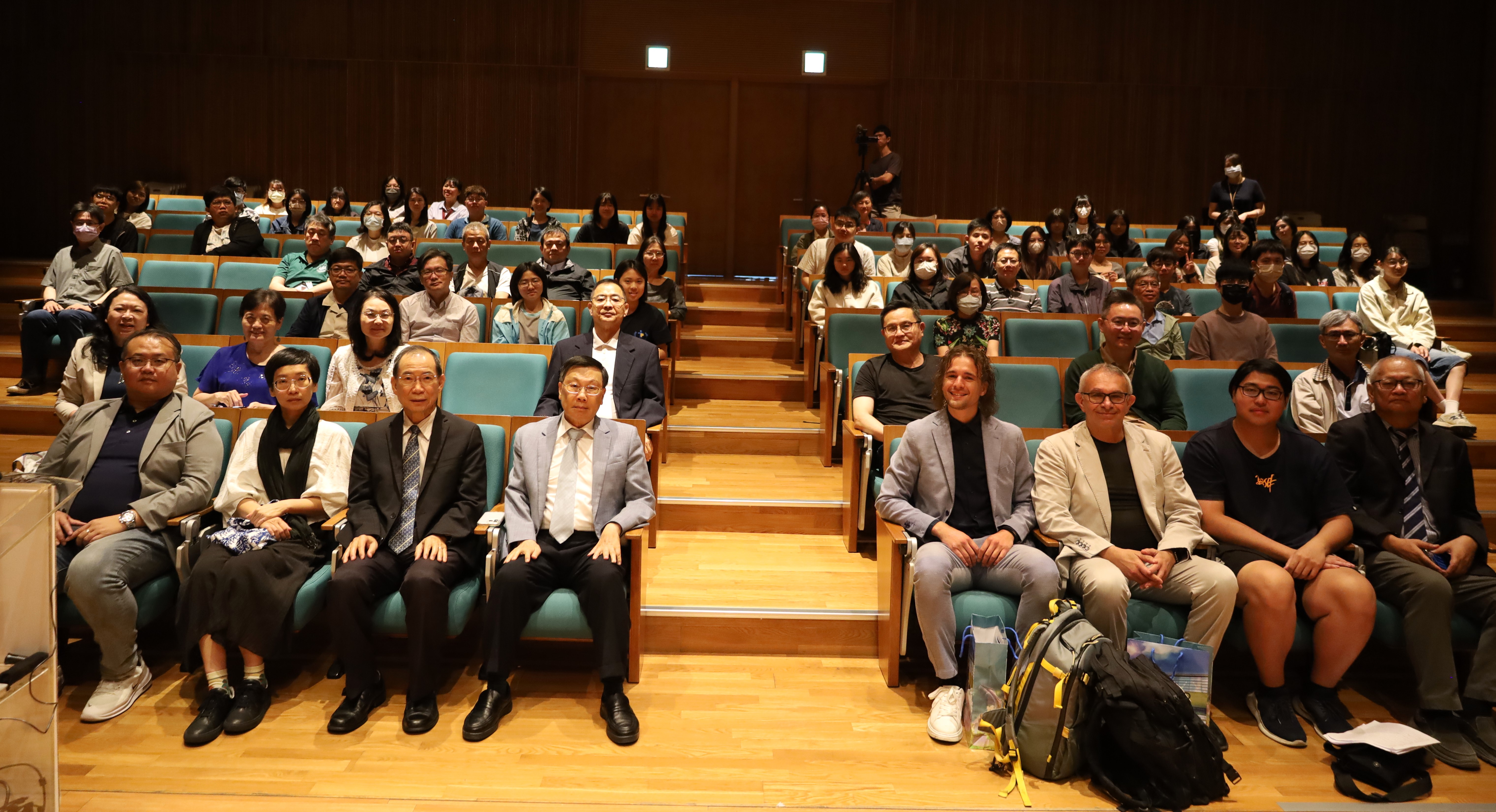 亞大校長蔡進發(前排左4)、卡羅・歐巴尼之子Dr. Luca Urbani(前排右4)、《愛無疆界》作者Vincenzo Varagona(前排右3)、台灣卡羅歐巴尼協會理事長莊振澤(前排右1)等，和參加講座的亞大師生合影。