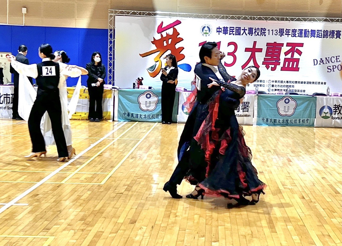 亞大運動舞蹈社歐陽樂(右2)、李麗新(右1)同學,獲新生單項「華爾滋」冠軍。