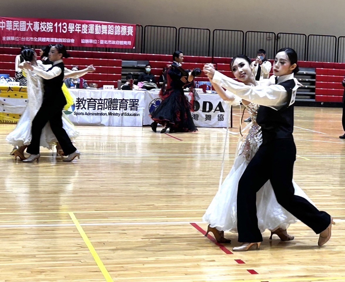 亞大運動舞蹈社賴逸嘉(右2)、廖郁淮(右1)同學,獲「大專淑女」冠軍。