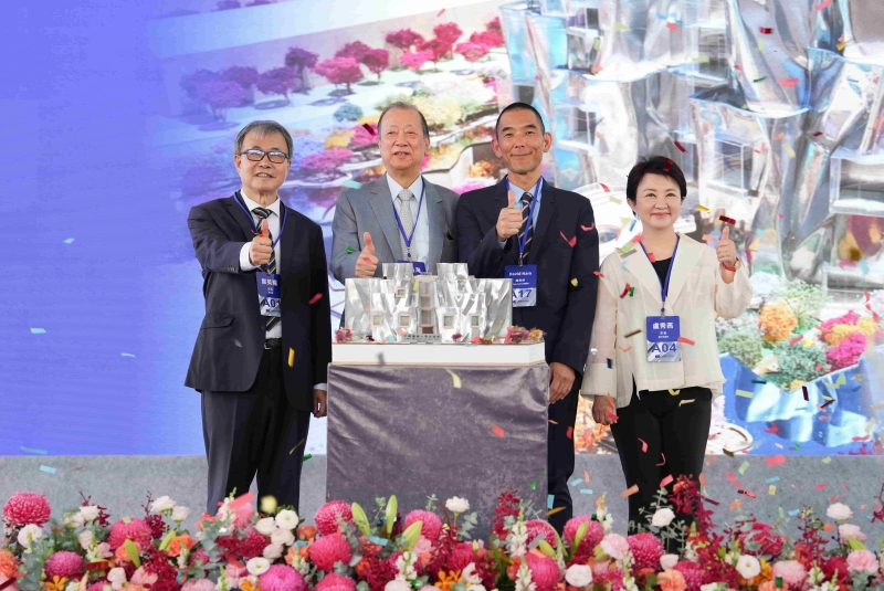 中醫大學美術館動土典禮,教育部長鄭英耀(左1)、台中市長盧秀燕(右1)、中醫大暨醫療體系董事長蔡長海(左2)、及Frank Gehry團隊建築師代表David Nam(右2),攜手見證Frank Gehry東亞唯一鉅作啟動。(中醫大提供)