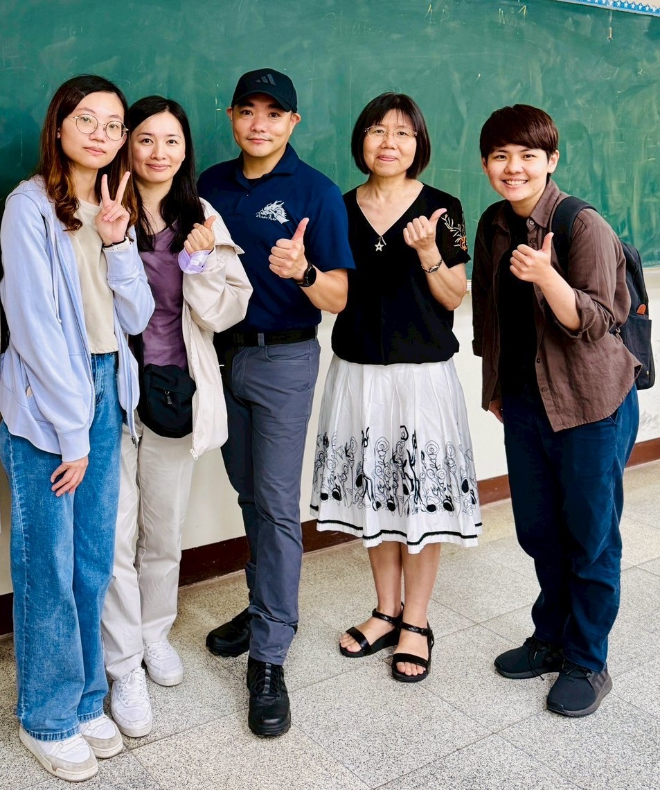 李碩華家防官(中)應邀回亞大演講,與亞大社工系主任陳美智(右2)等人合影。