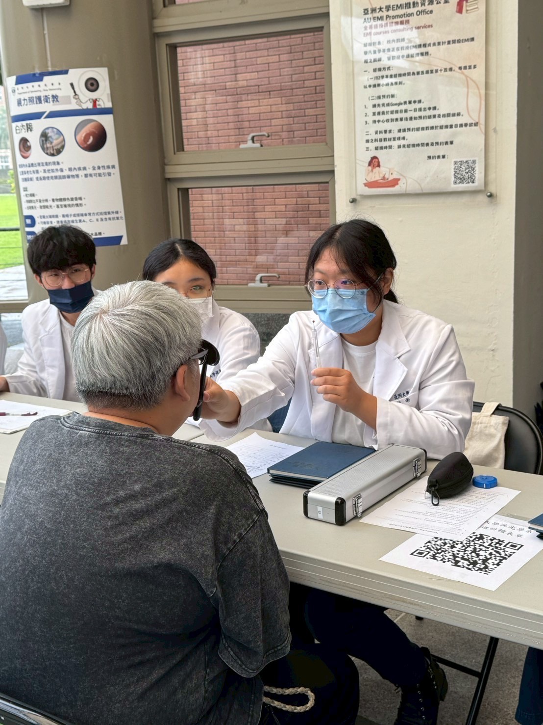亞大視光系同學,為校內老師進行視覺機能評估。