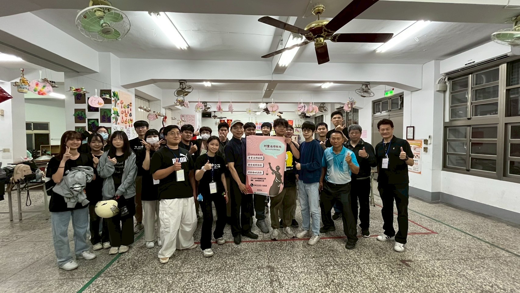 參與服務的亞大法律服務社同學,和里民合影。