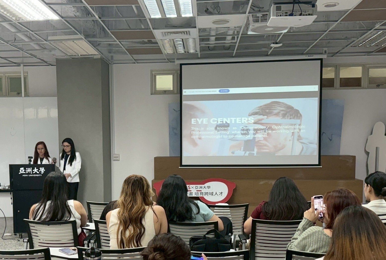 菲律賓中央大學代表,介紹該校視光學院教育相關課程與實務學習。