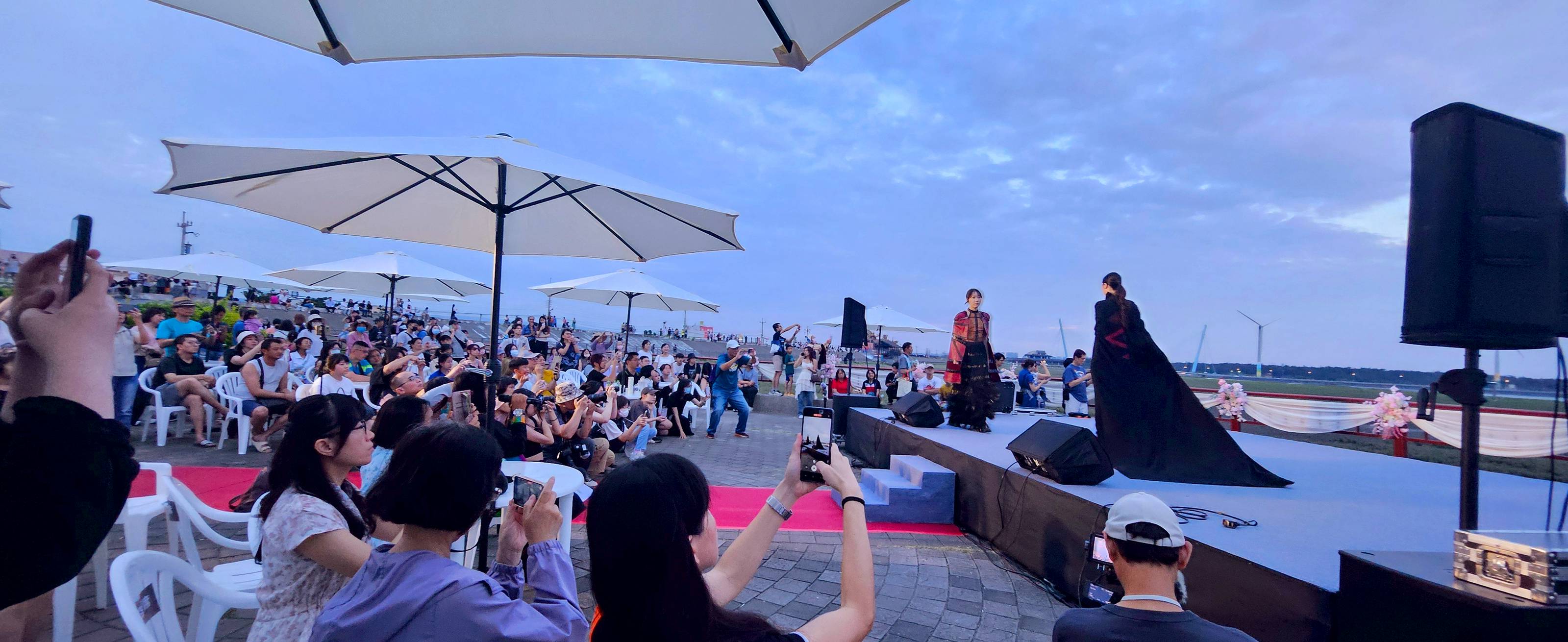 亞大時尚系在高美濕地動態時尚展演,融合自然風光與設計美學,驚豔全場。