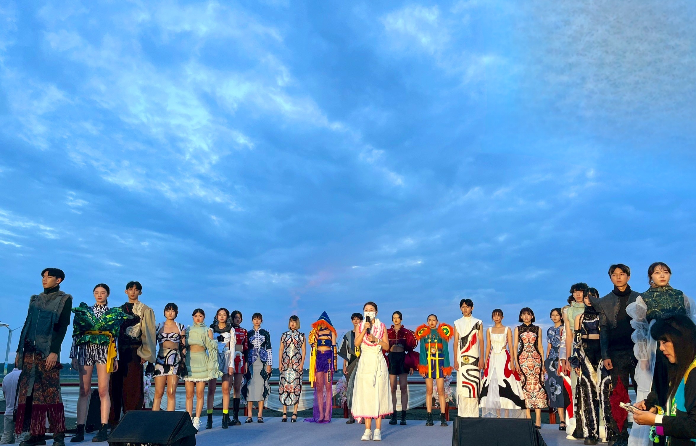 「高美不一樣音樂會」,夕陽灑落伸展台,時尚展演在金色光影中別具魅力。