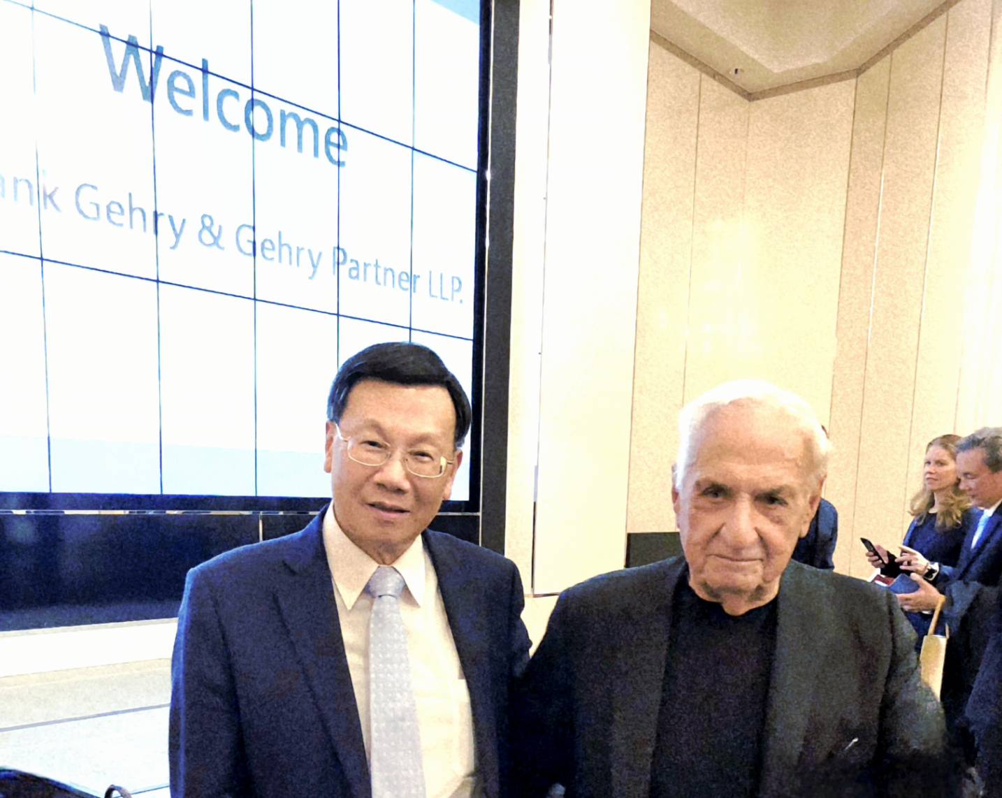 亞大校長蔡進發(左)說,亞大現代美術館是全台第一座大學附屬美術館,現在又多了中醫大美術館,讓亞大學生有更多學習資源能接軌國際。圖為他在設計會議,與建築大師Frank Gehry(右)合影。