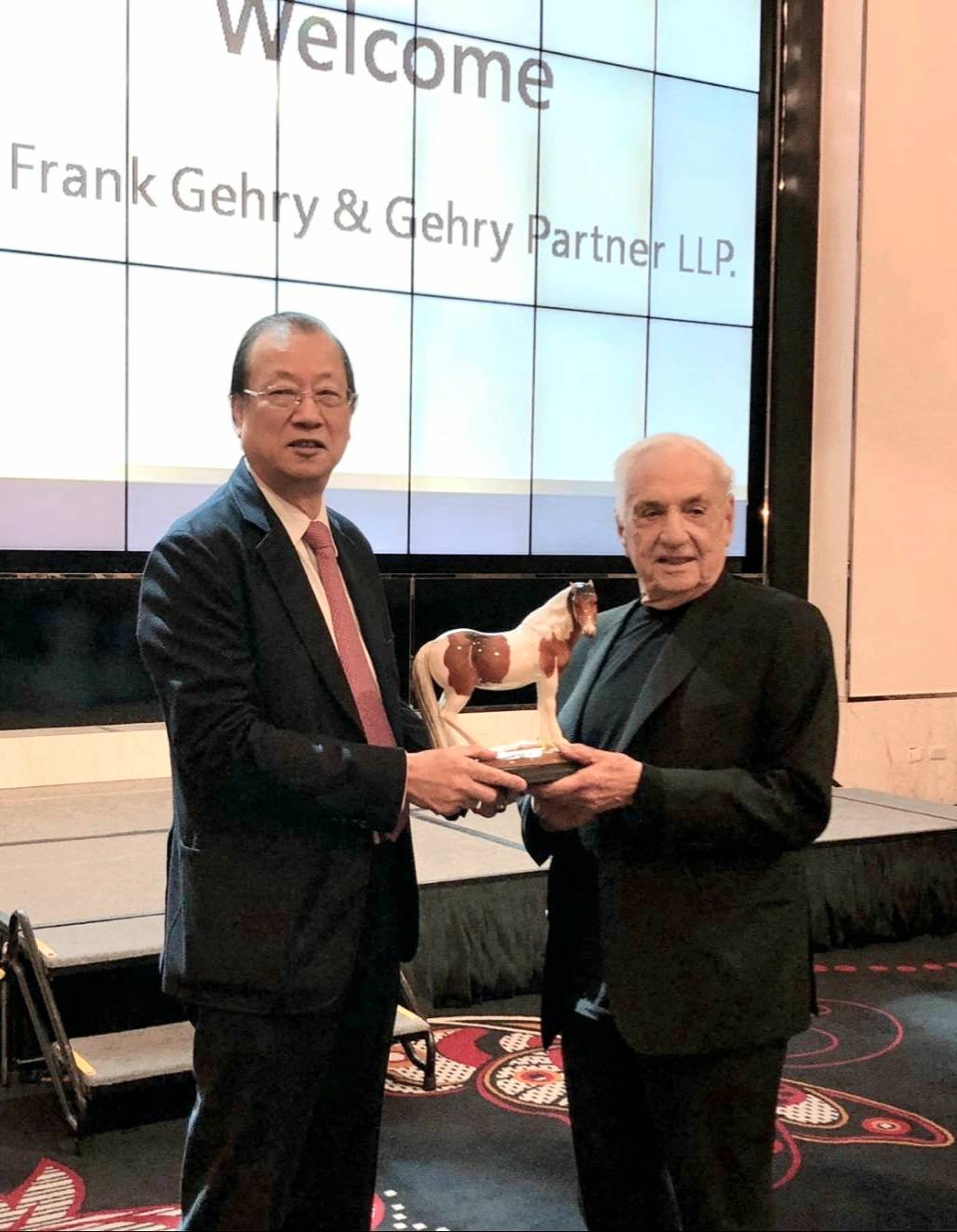 中醫大美術館籌備期間,中國醫藥大學暨醫療體系董事長蔡長海 (左),在設計會議與建築大師Frank Gehry(右)合影。