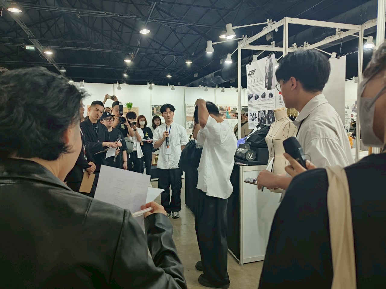 亞大商設系同學,演示其作品的創意亮點及如何使用。