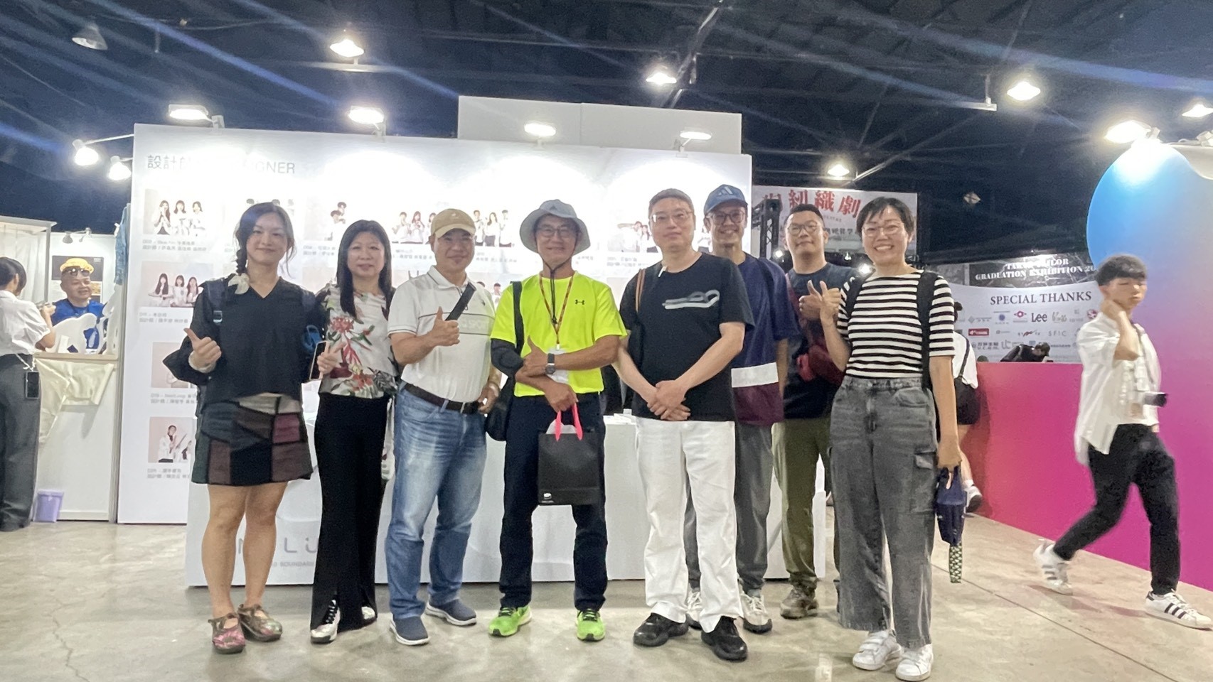 亞大商設系畢業成果展,(由左至右)王靜儀、劉芃均老師、怡振貿易公司董事長李奇勛、林義順顧問、光陽工業蕭博文工程師、黃雅毓老師,在會場合影。
