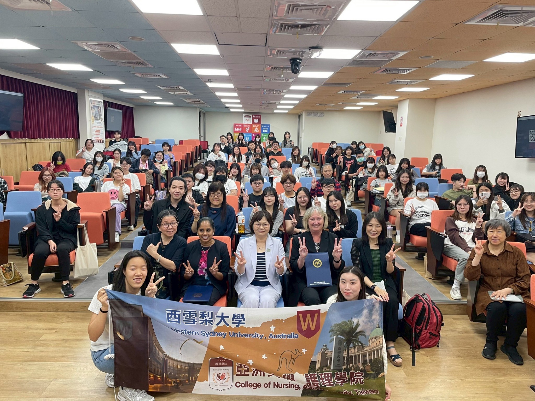亞大護理學院院長吳樺姍(2排左3)西雪梨大學護理暨助產學院Professor Kath Peters(2排左4)、Lucie Ramjan(2排左2)等,在亞大護理學院智慧護理講堂合影。