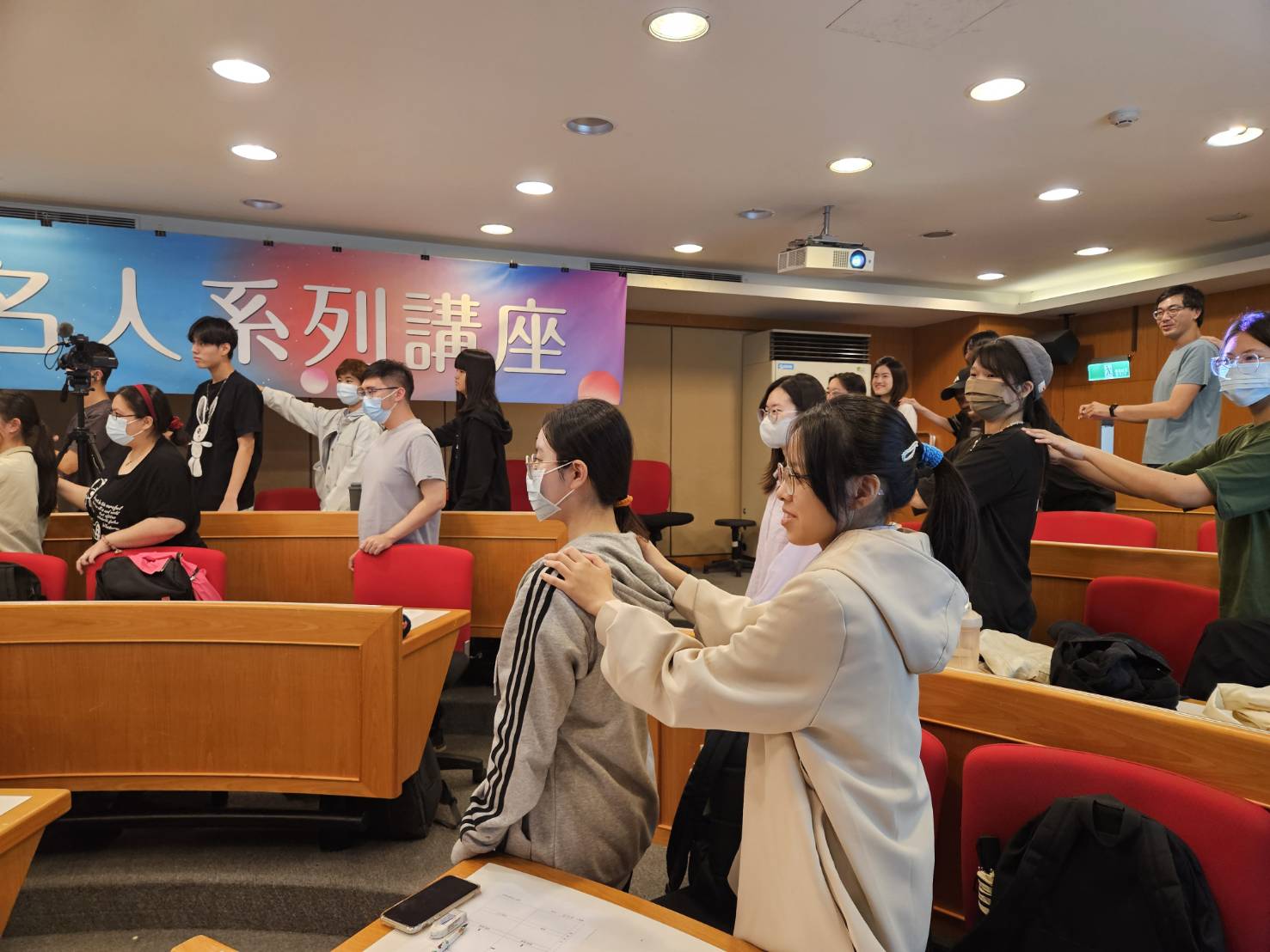 台灣閱讀文化基金會執行長何鴻鈞設計啟發性活動,與同學互動。