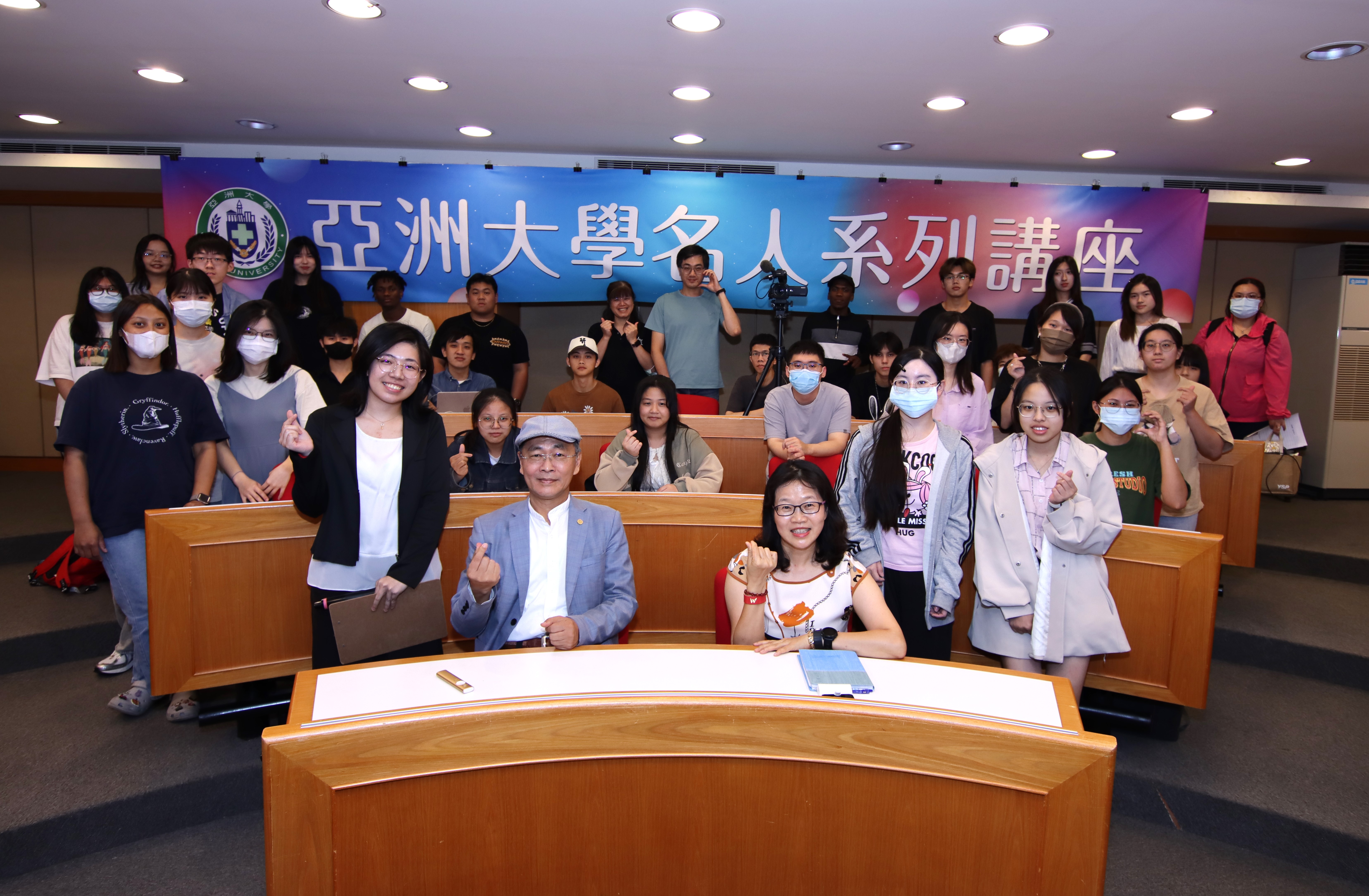 亞大通識中心主任黃淑貞(前排左3)、台灣閱讀文化基金會執行長何鴻鈞(前排左2)和參加講座師生合影。