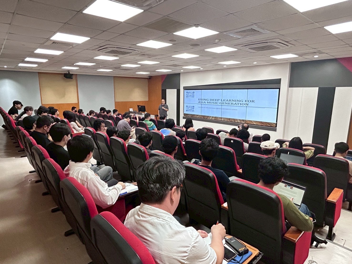 中央大學資工系資深教授施國琛演講,參與師生踴躍。