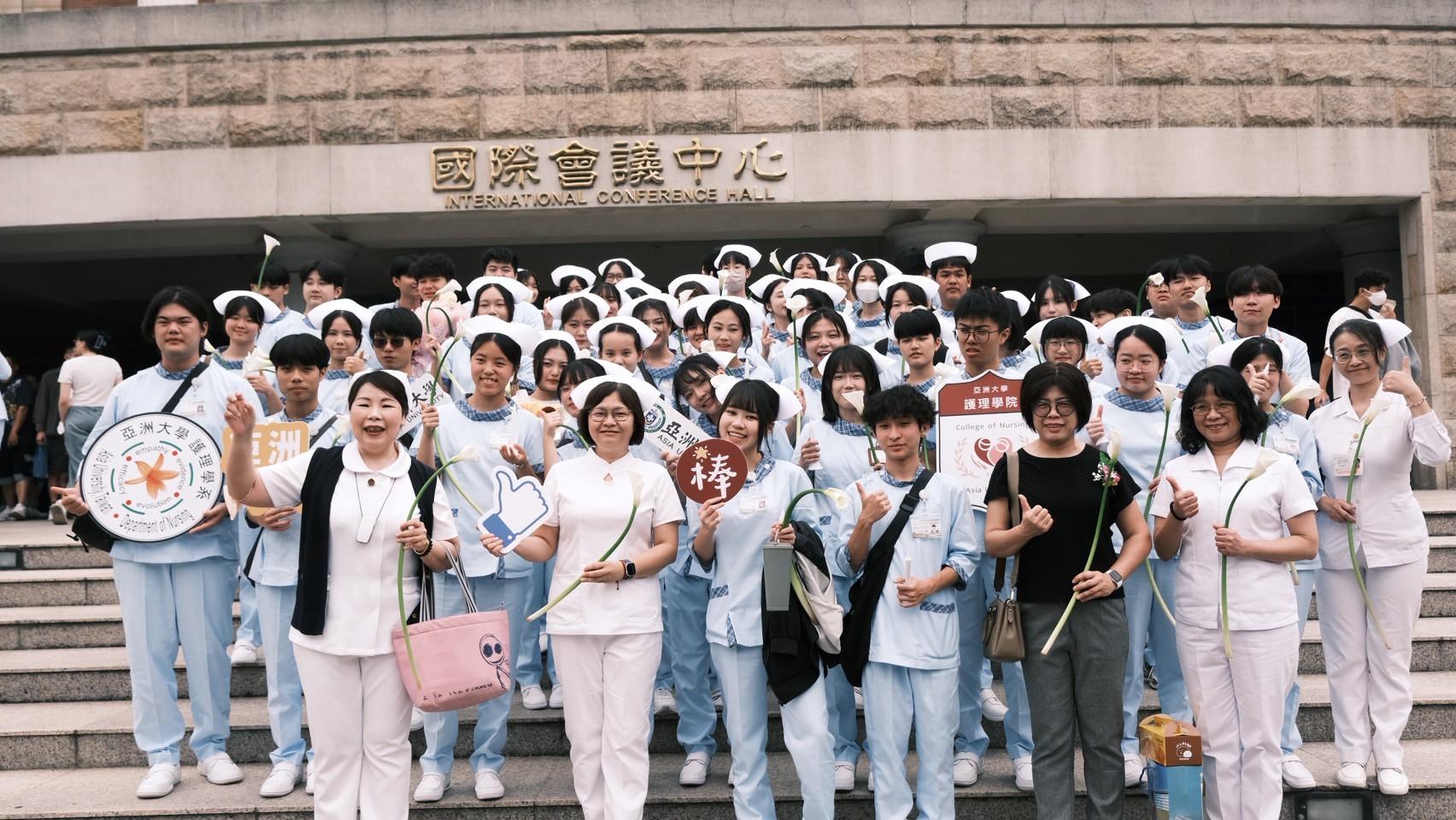 亚大护理系加冠典礼,受冠生与师长、来宾在会场外合影。