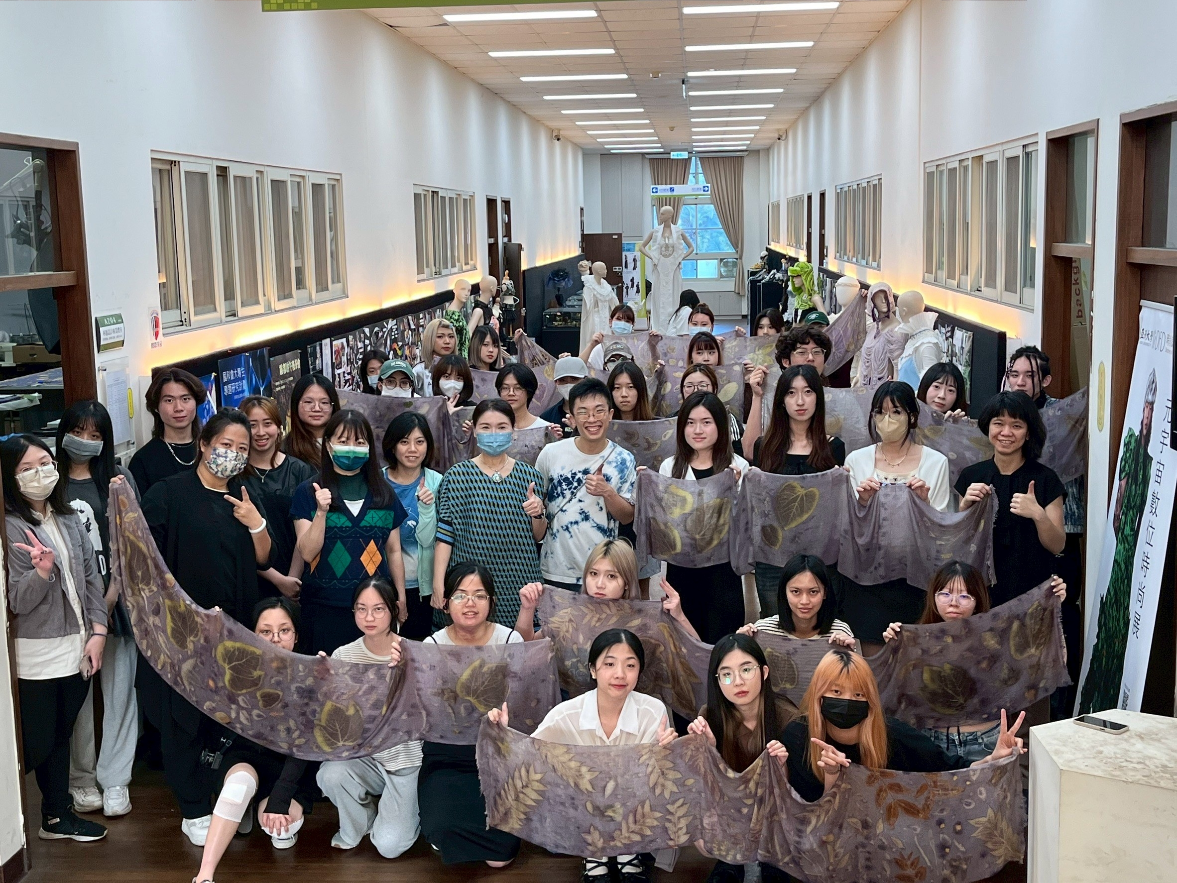 亞大時尚系主任林青玫(第3排右6)、香港染樂工房總監張駿霖(第3排右5),與師生合影。