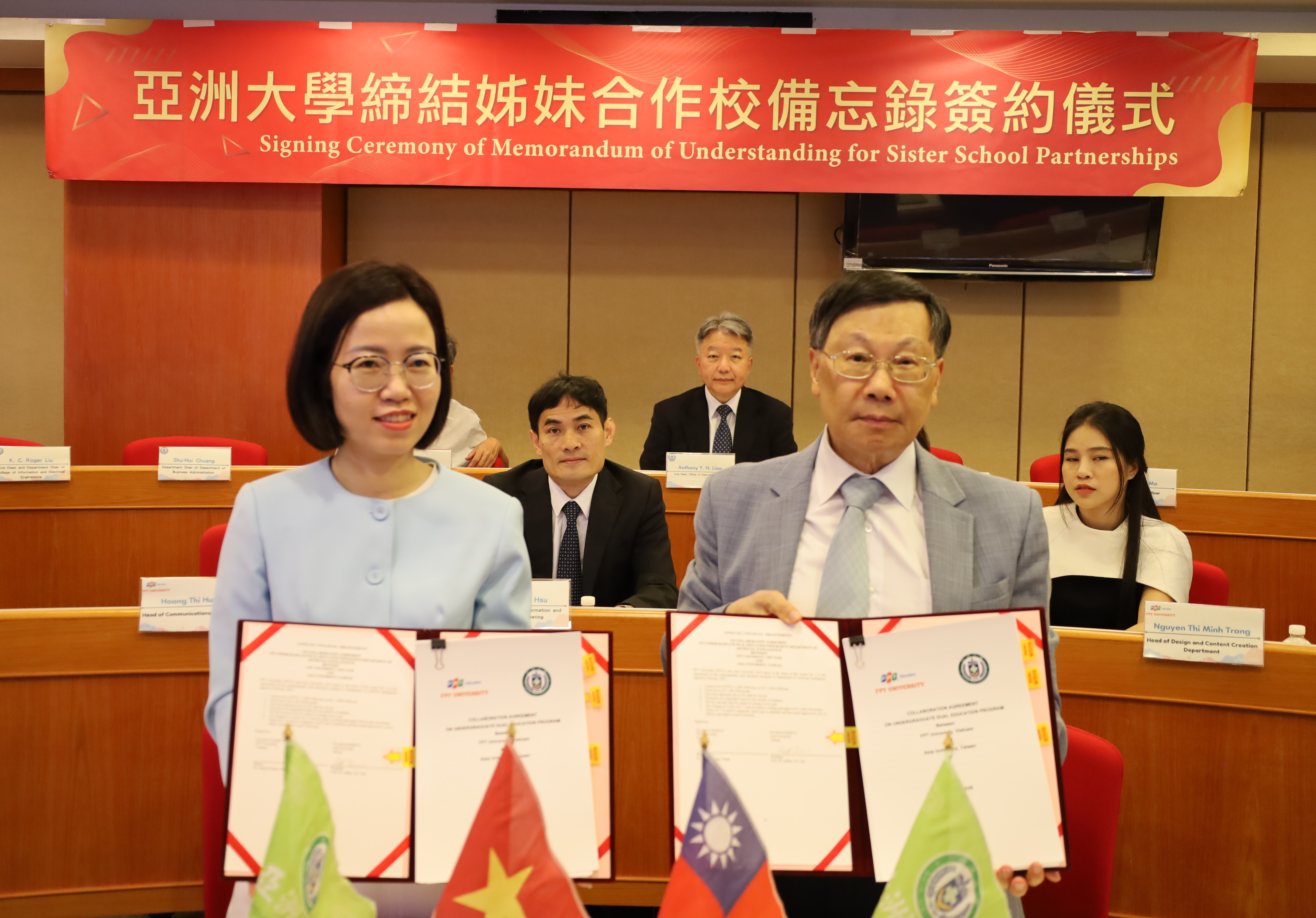 亞大校長蔡進發(前排左)、越南FPT大學招生處主任Vu Thu Chinh(前排右)代表簽署人工智慧學系合作備忘錄。