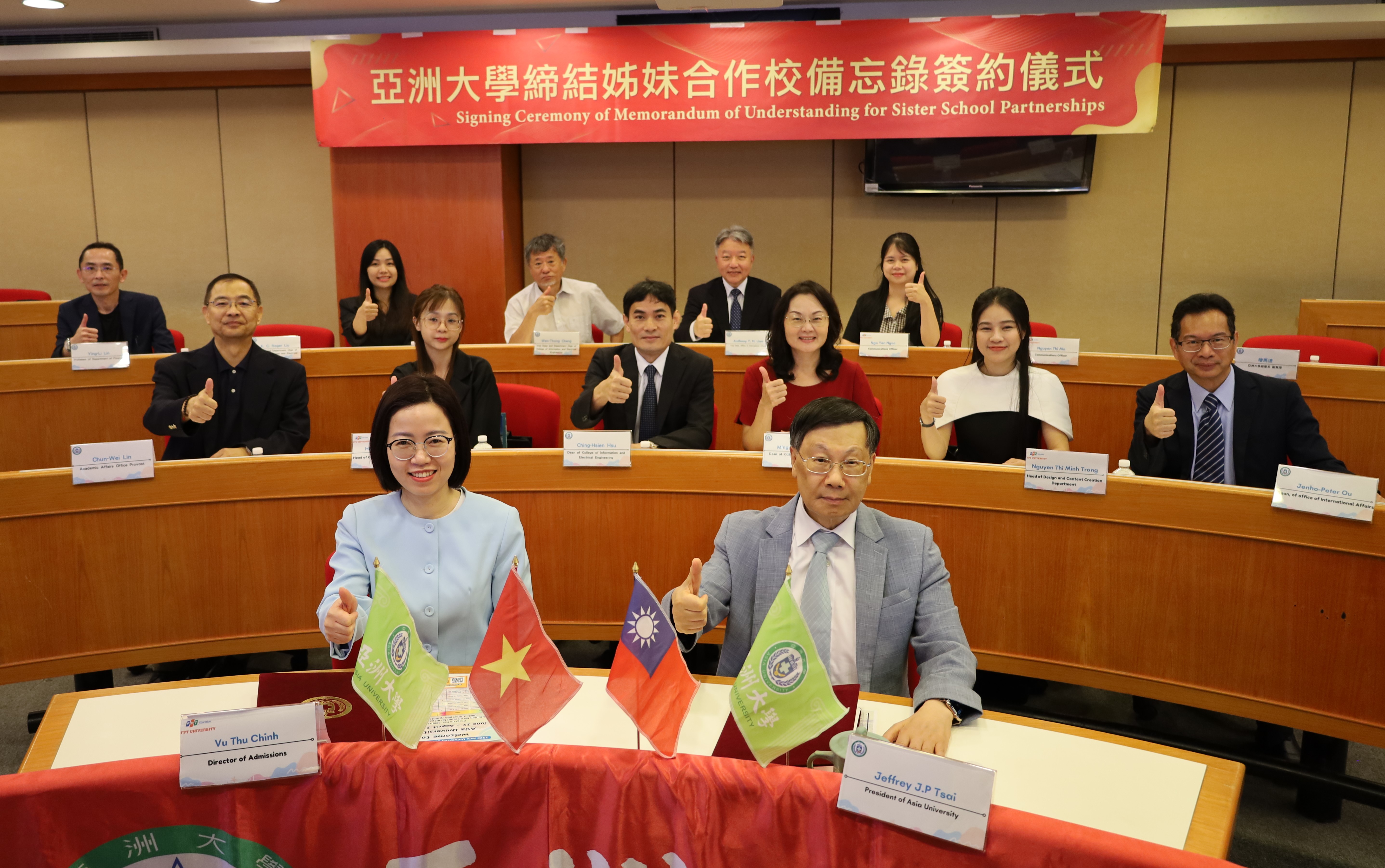 亞大校長蔡進發(前排左)、越南FPT大學招生處主任Vu Thu Chinh(前排右)，和雙方代表合影。